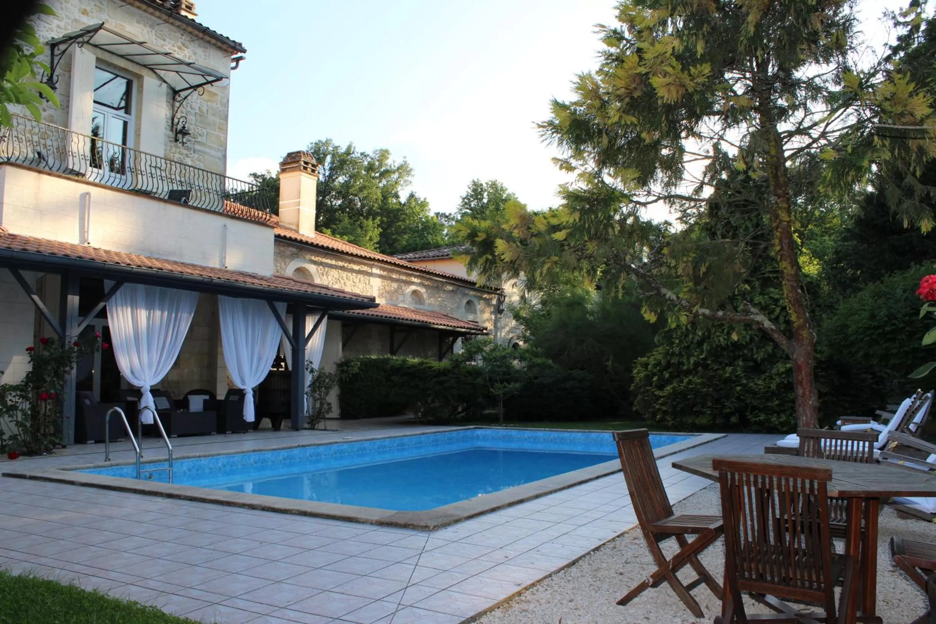 Swimming pool in Château la Moune