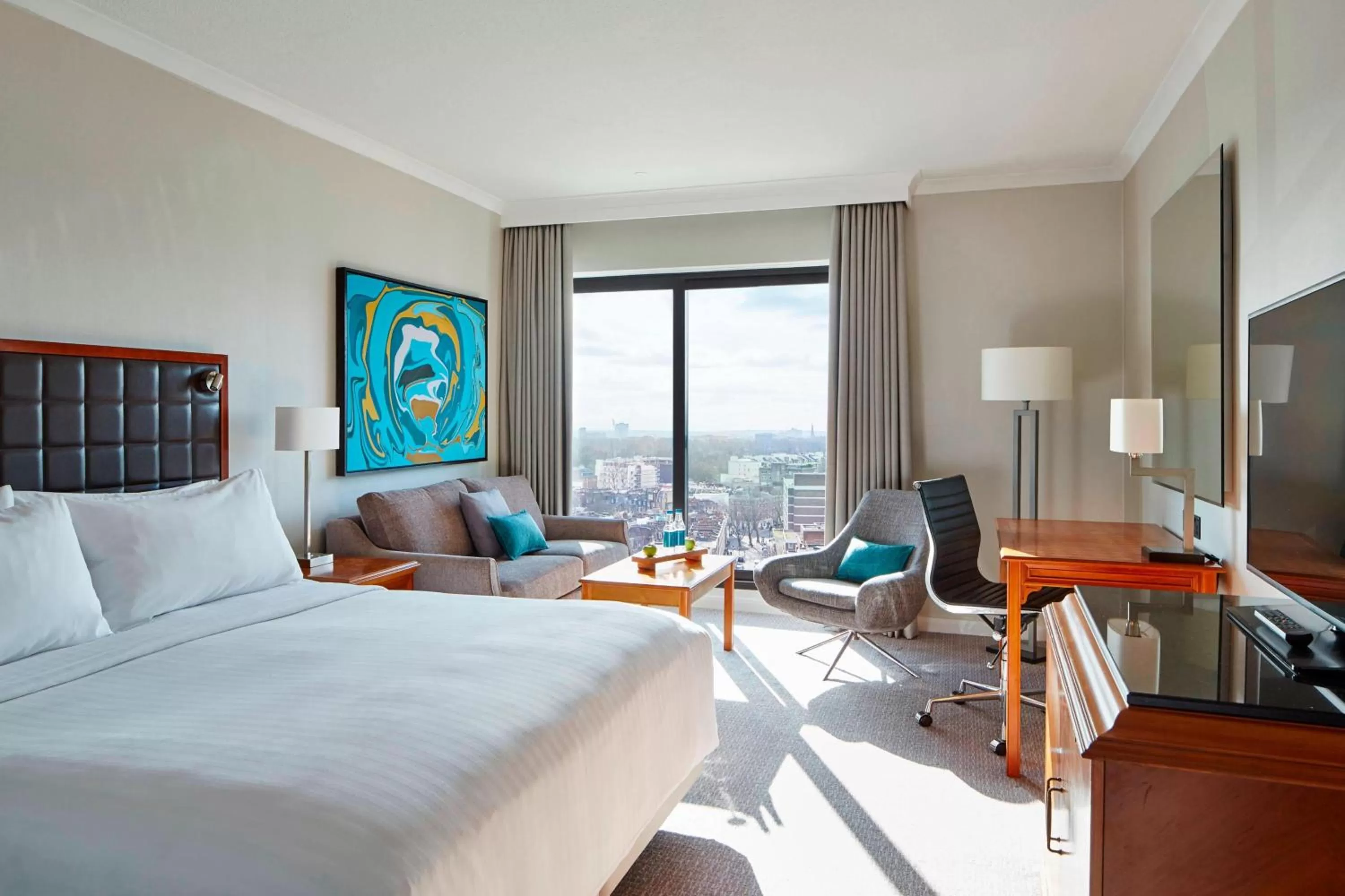 Photo of the whole room, Bed in London Marriott Hotel Marble Arch