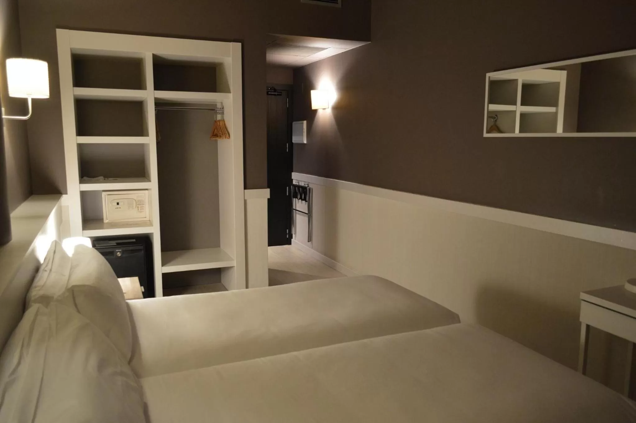 Bedroom, Bed in Paral·lel