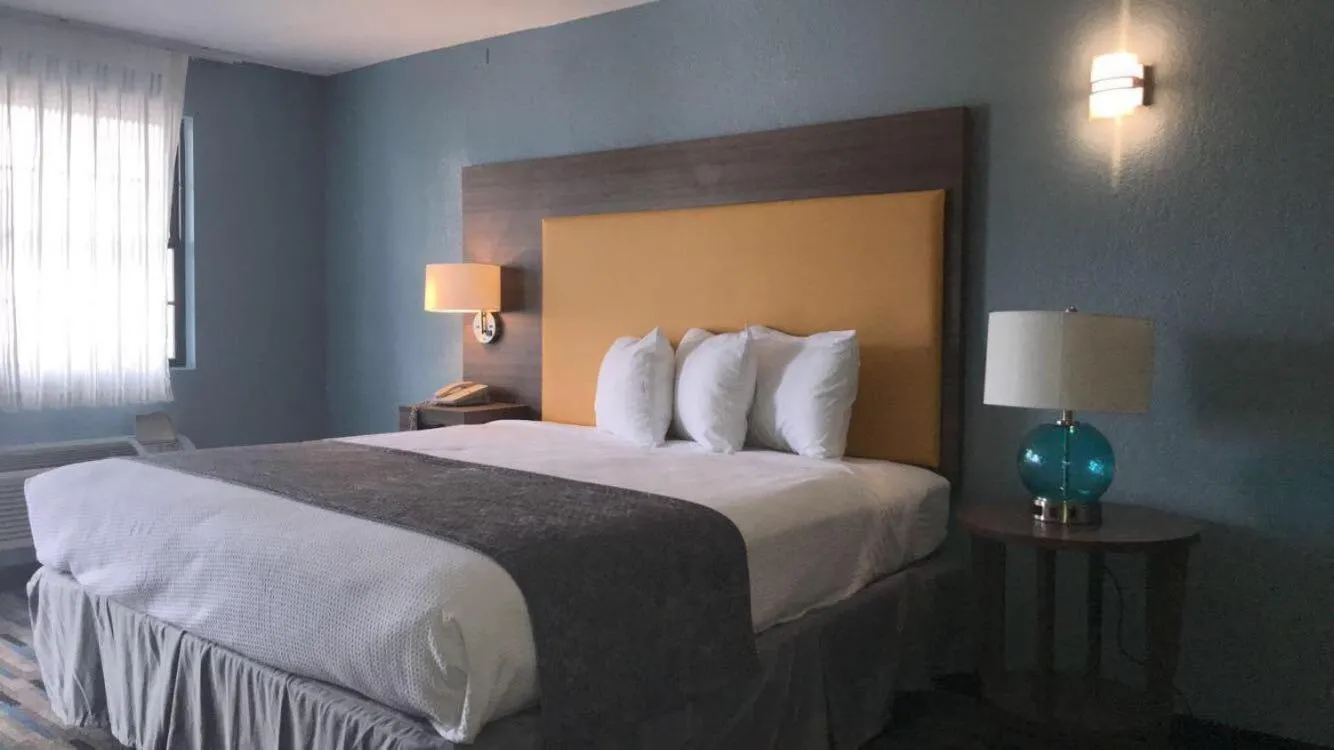 Bedroom, Bed in All Seasons Inn & Suites
