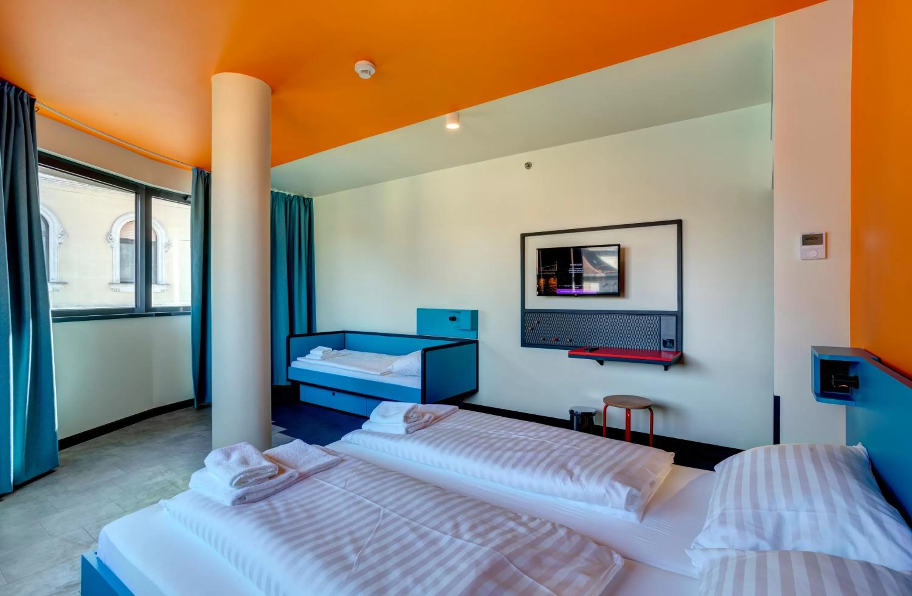 Photo of the whole room, TV/Entertainment Center in MEININGER Budapest Great Market Hall