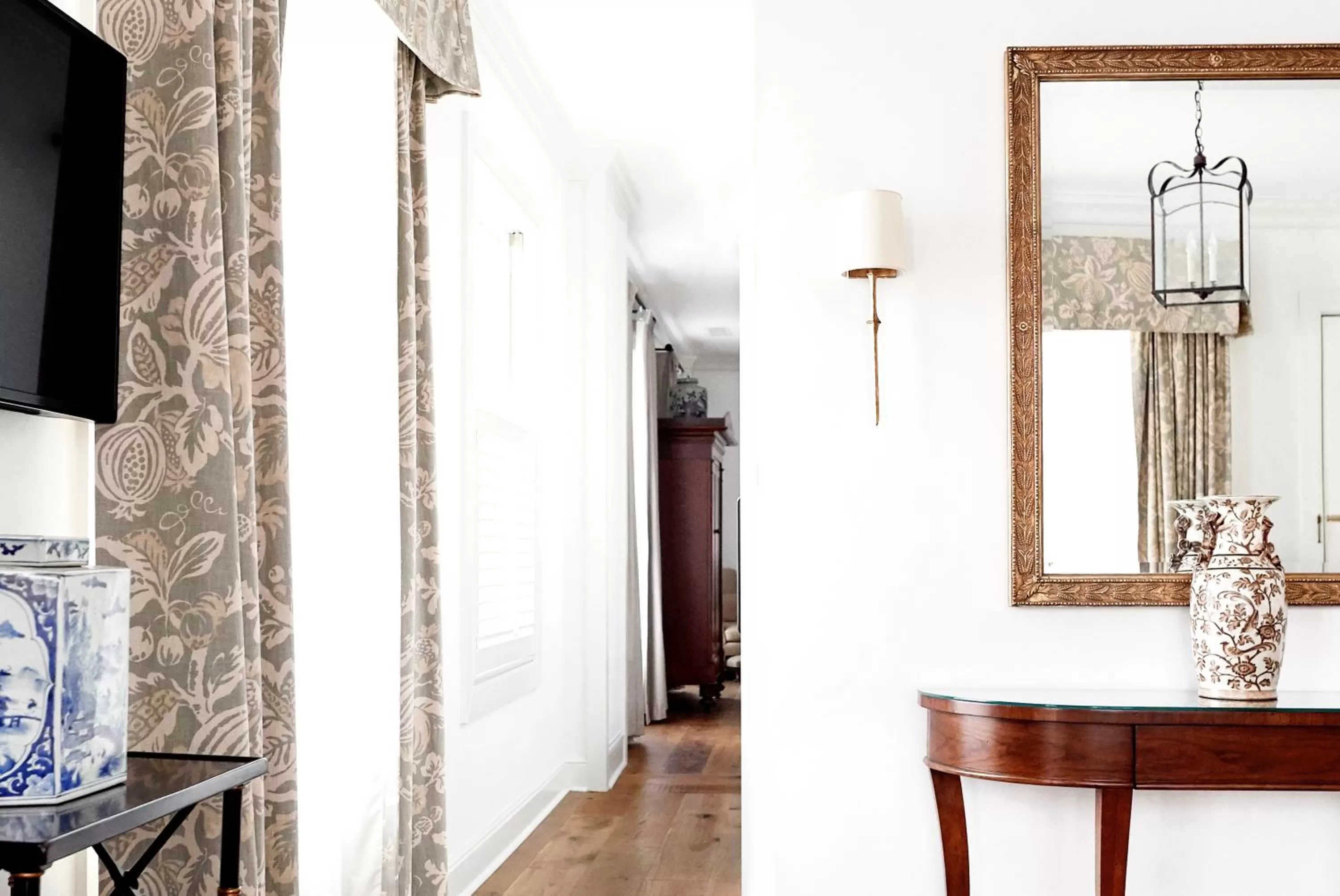 TV and multimedia in Planters Inn - Charleston