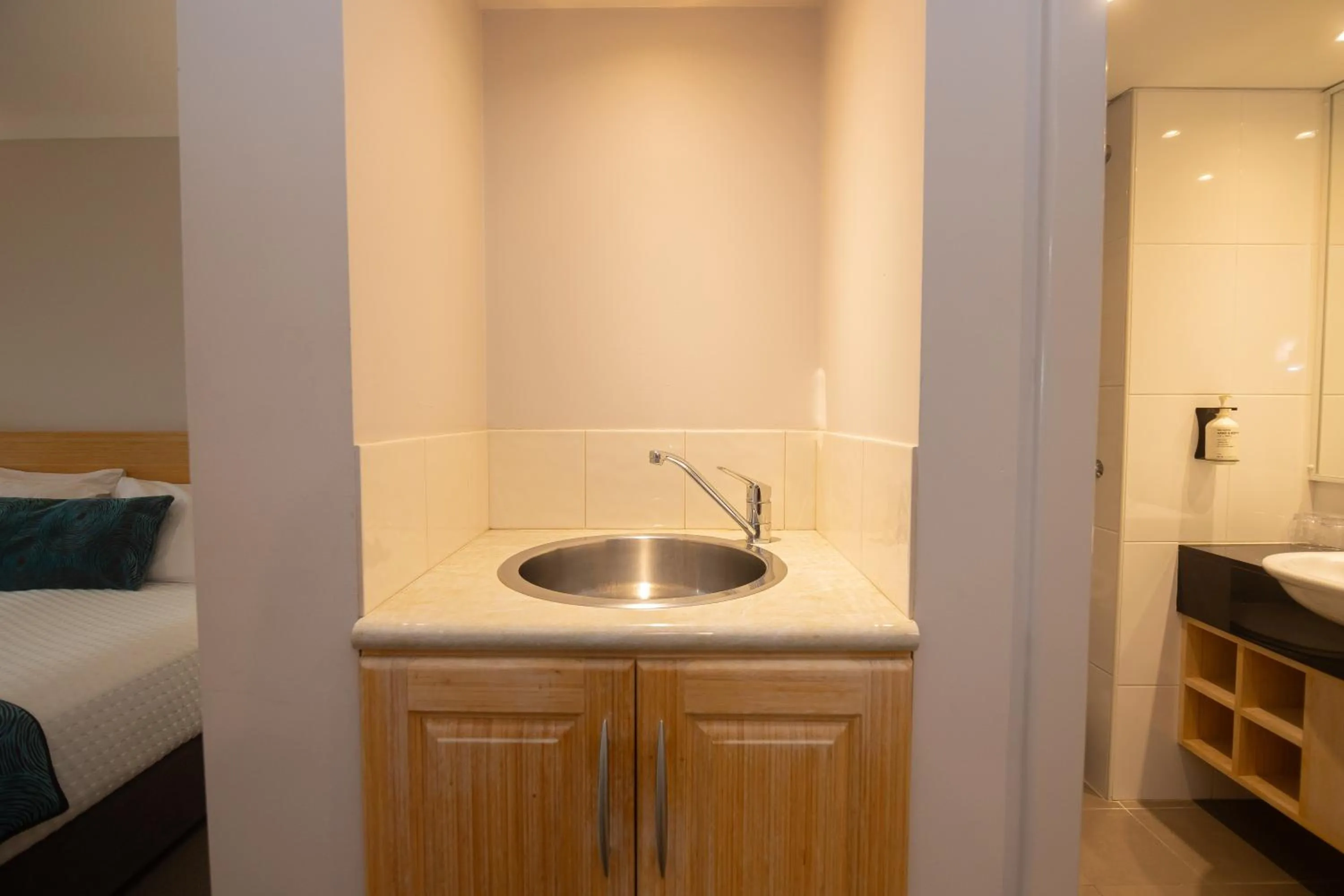 Kitchen or kitchenette, Bed in Dog Rock Motel