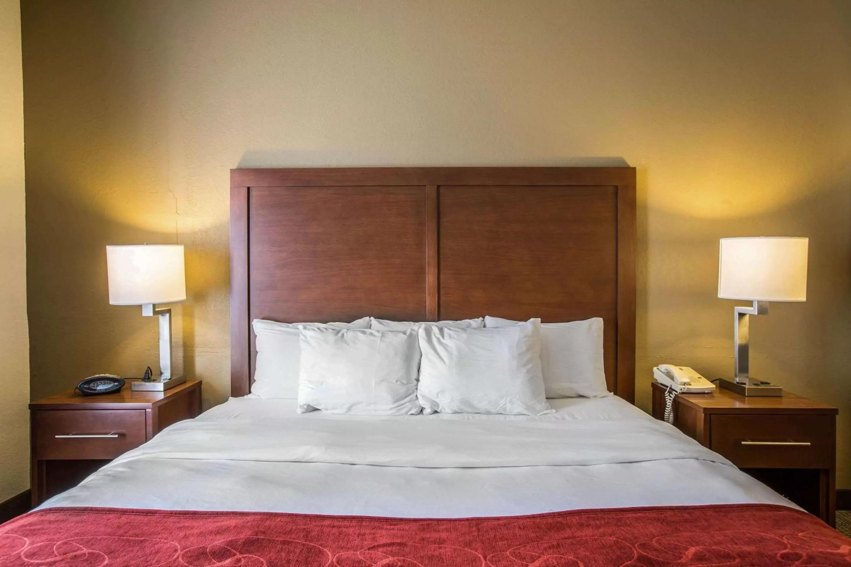 Photo of the whole room, Bed in Quality Suites Morristown West