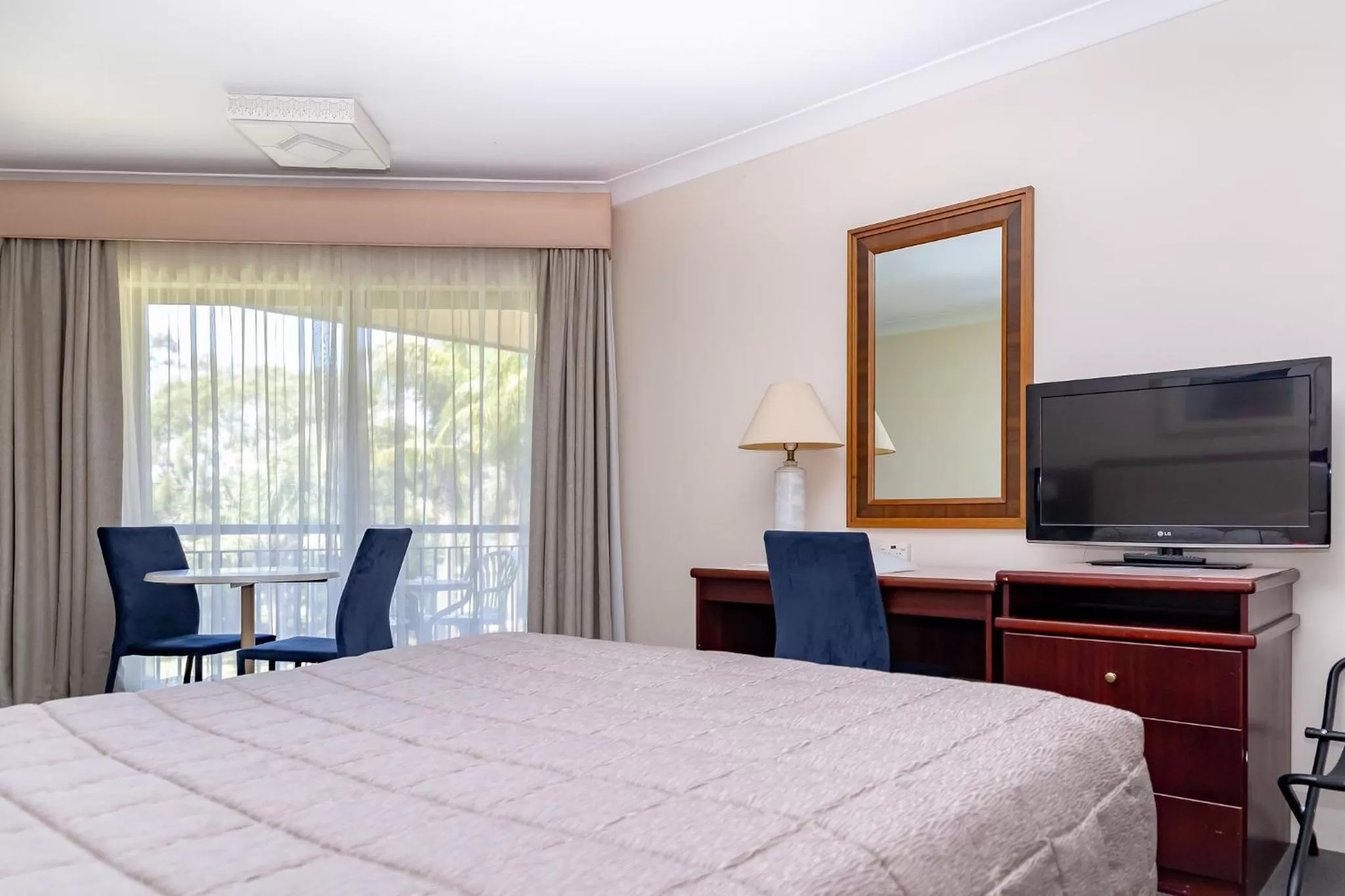 Bed in Charbonnier Motor Inn