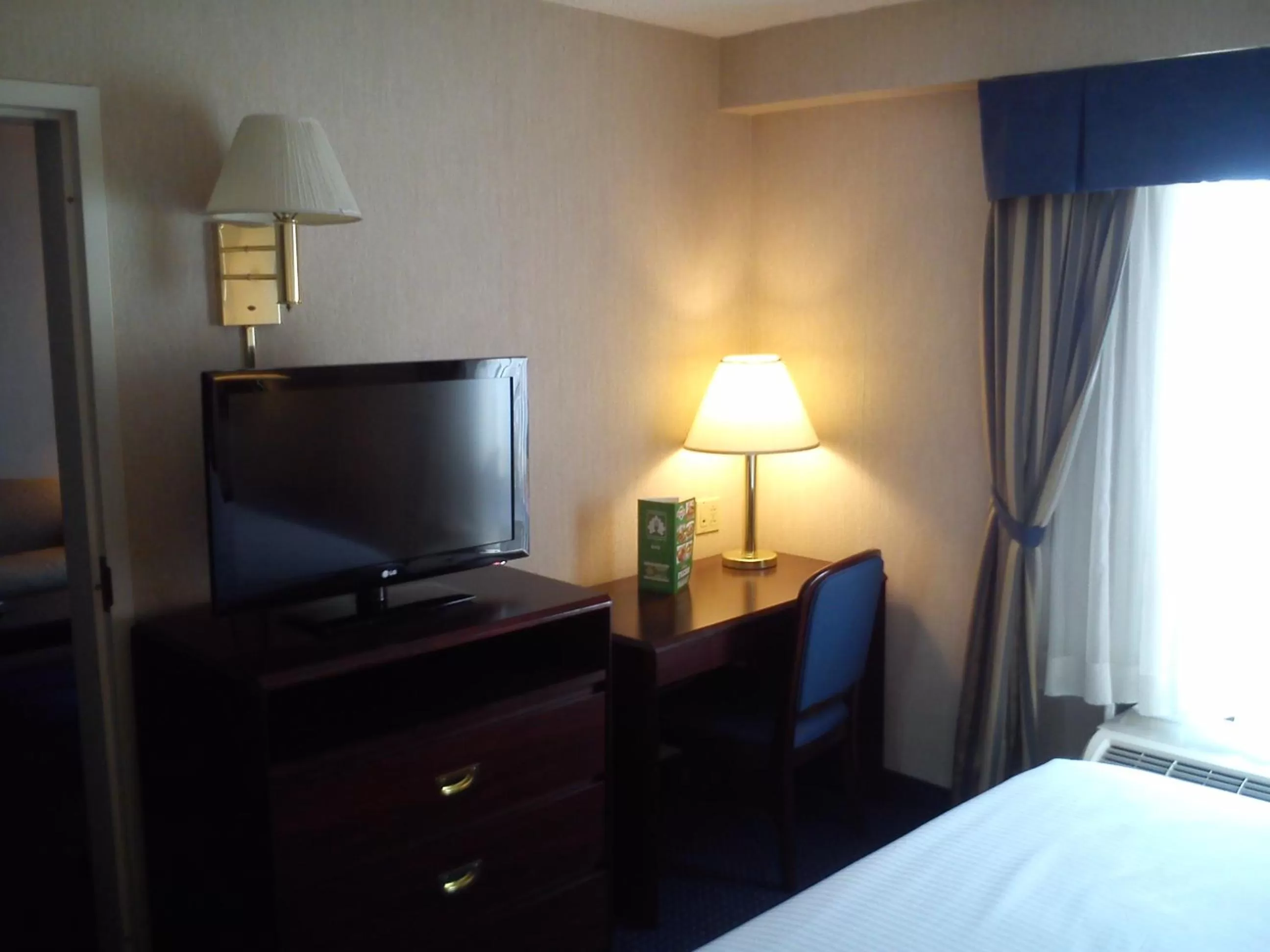 TV and multimedia, Bed in Wyndham Garden Monterrey Norte