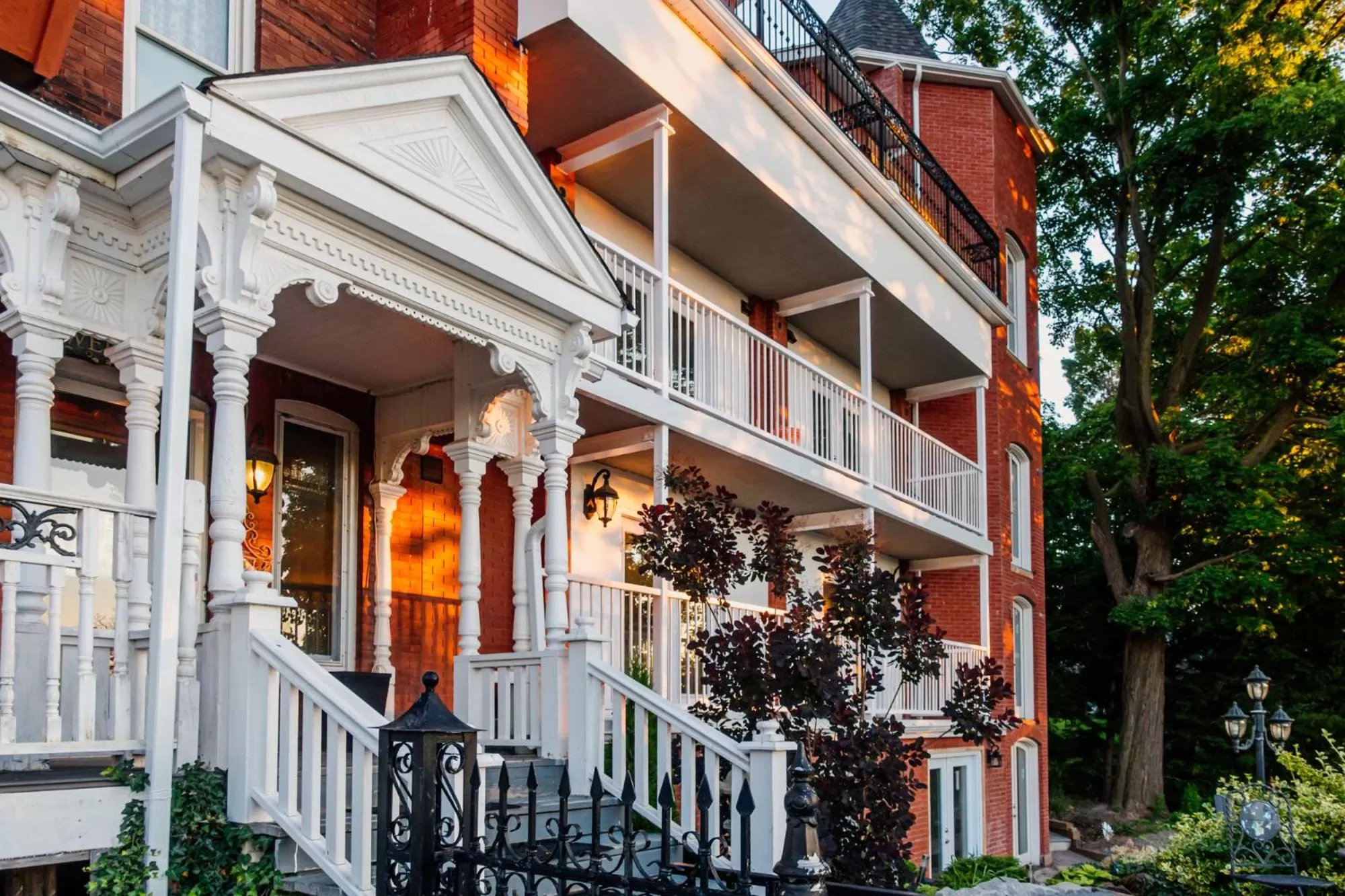 Property building in Niagara Grandview Boutique Hotel