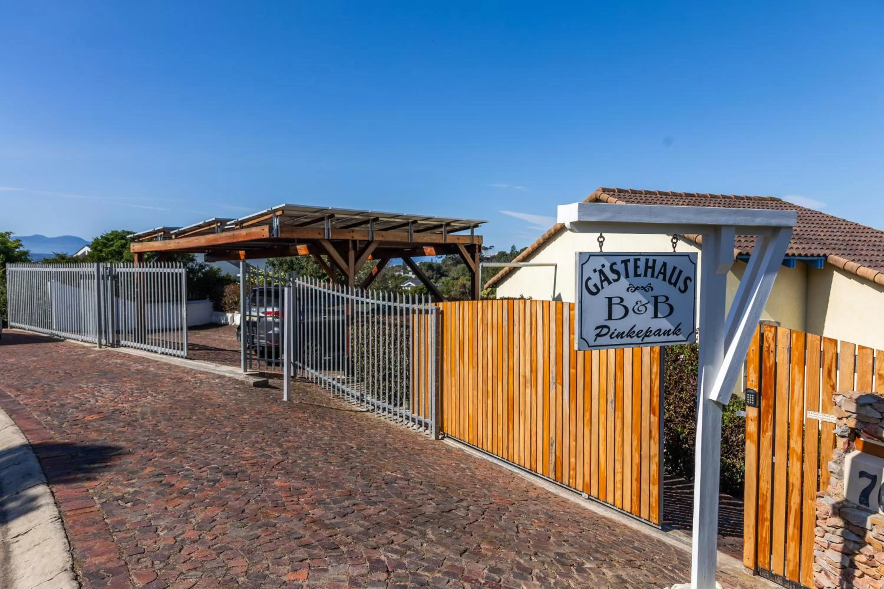 Parking, Property Building in Gästehaus Pinkepank