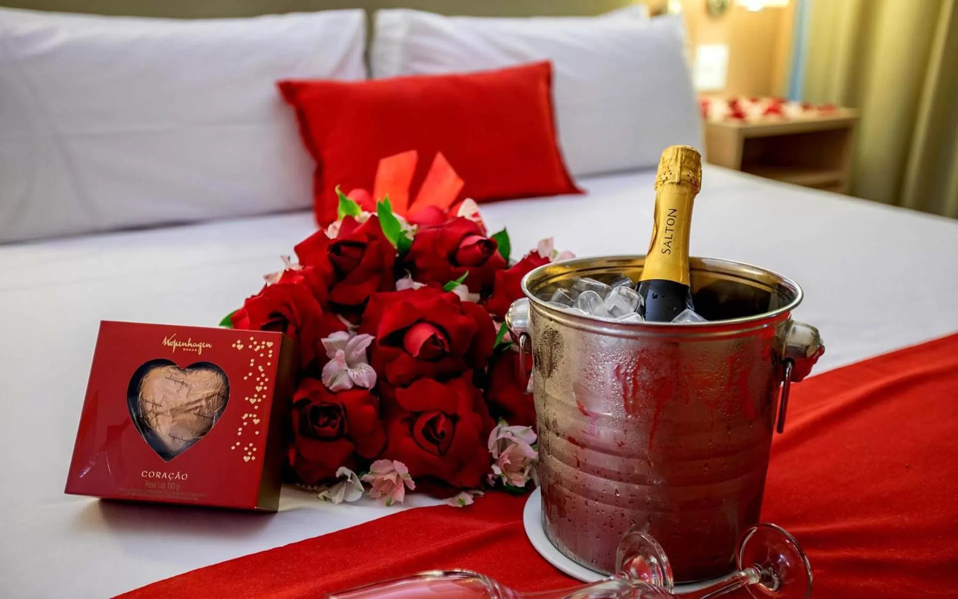 Bedroom, Bed in Cullinan Hplus Premium