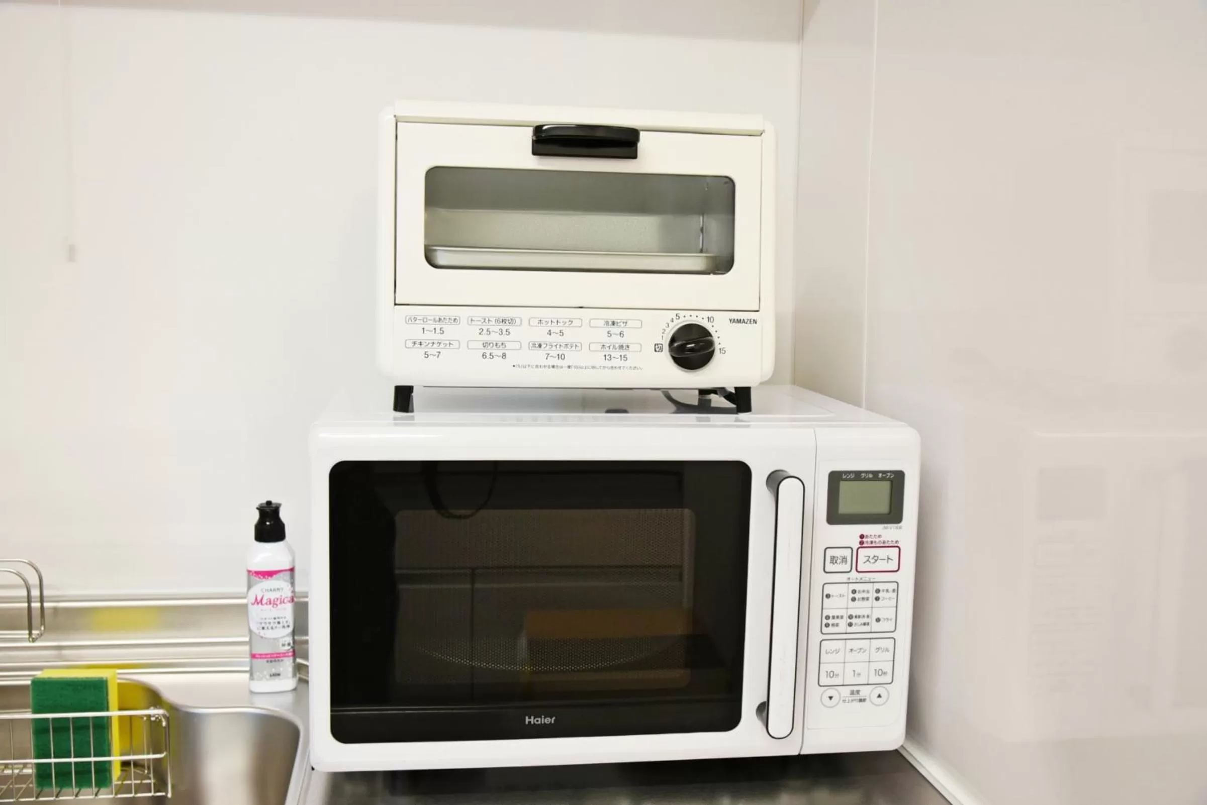 Kitchen or kitchenette, TV/Entertainment Center in Hostel PLEASURE MARUYAMA