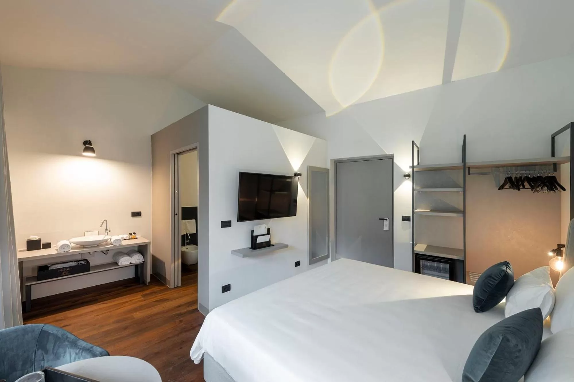 Bathroom, Bed in Castel Hörtenberg