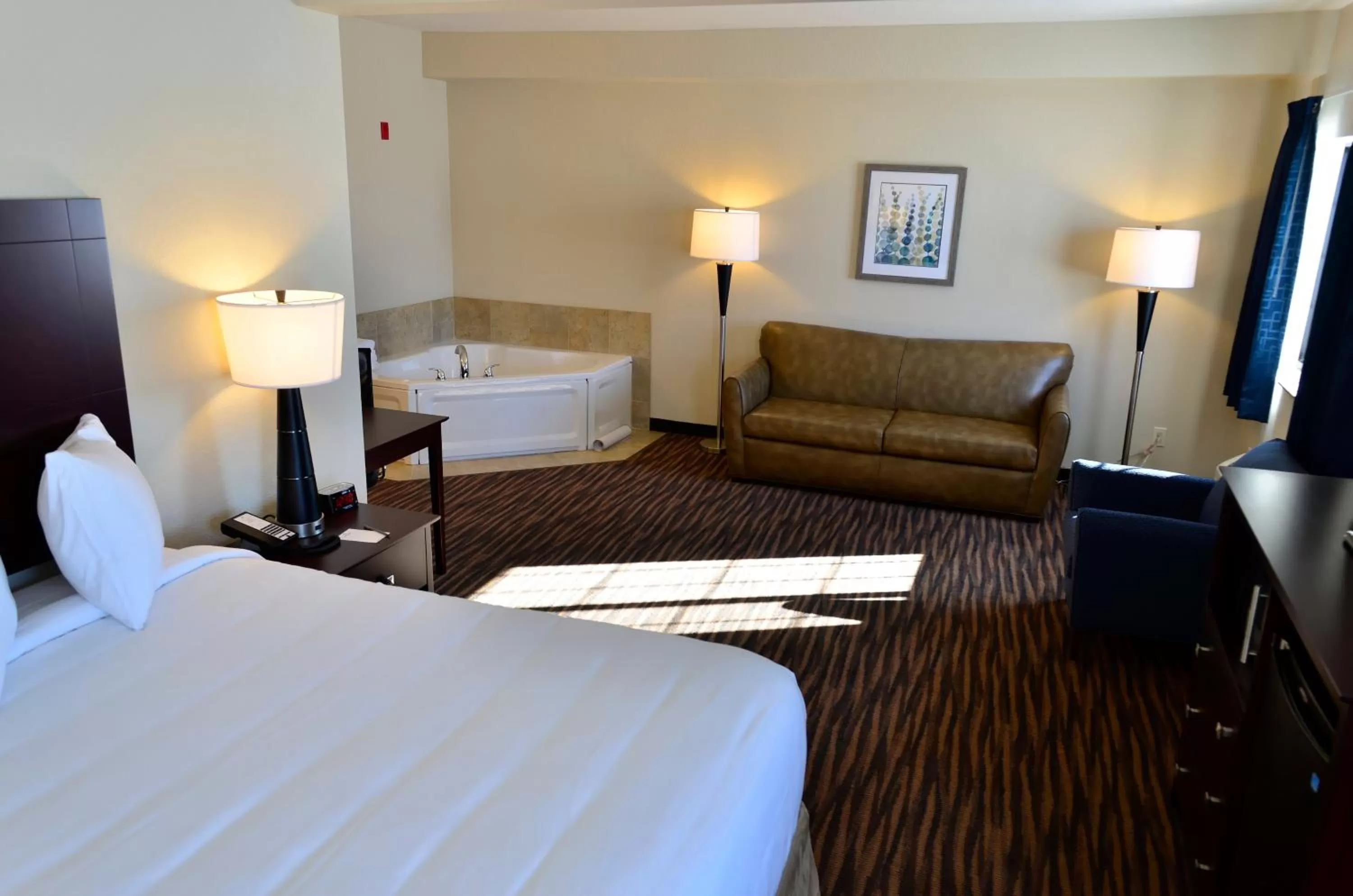 Seating area, Bed in Cobblestone Inn & Suites - Holstein