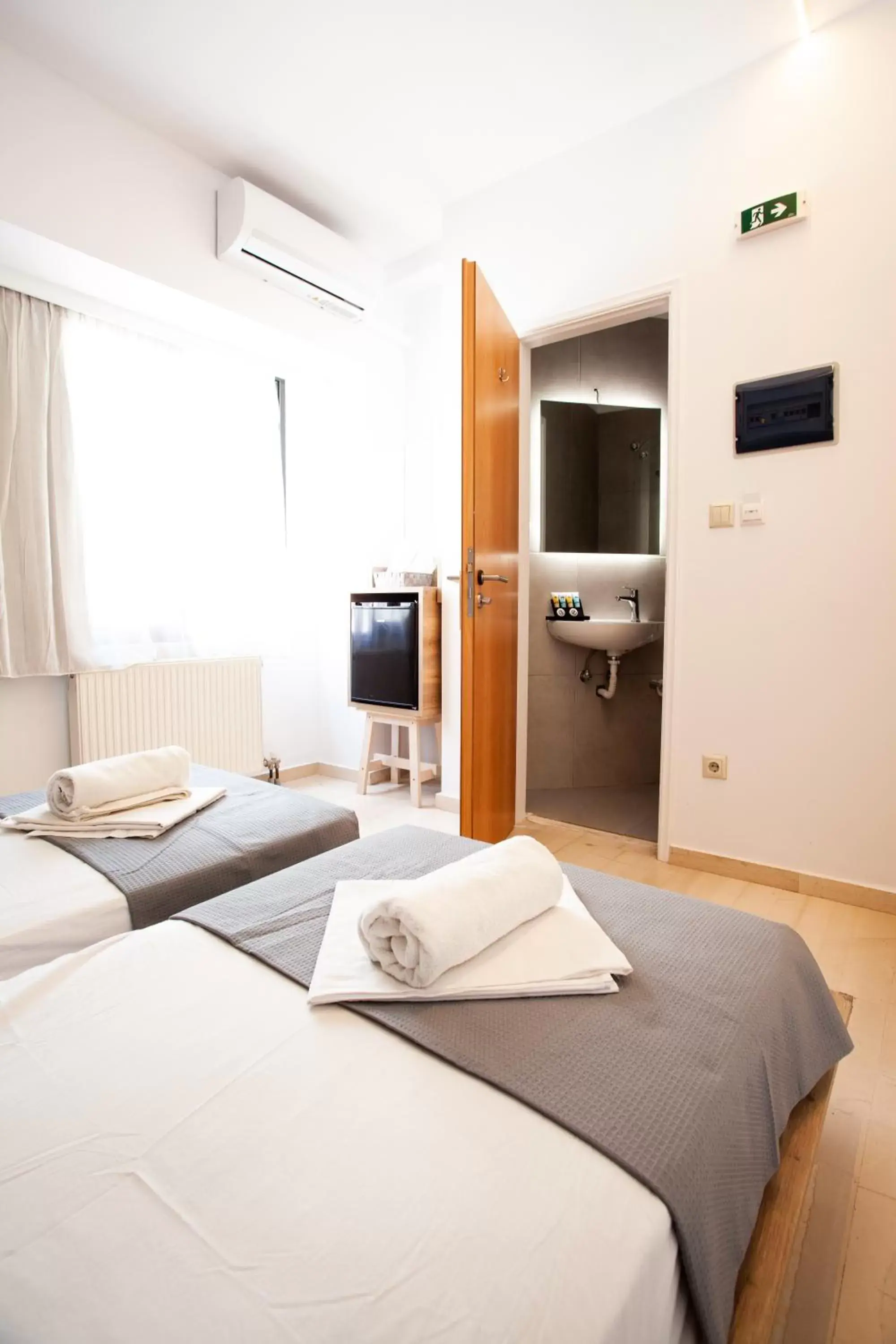 Budget Triple Room in Athens Studios Budget Triple Room in Athens Studios