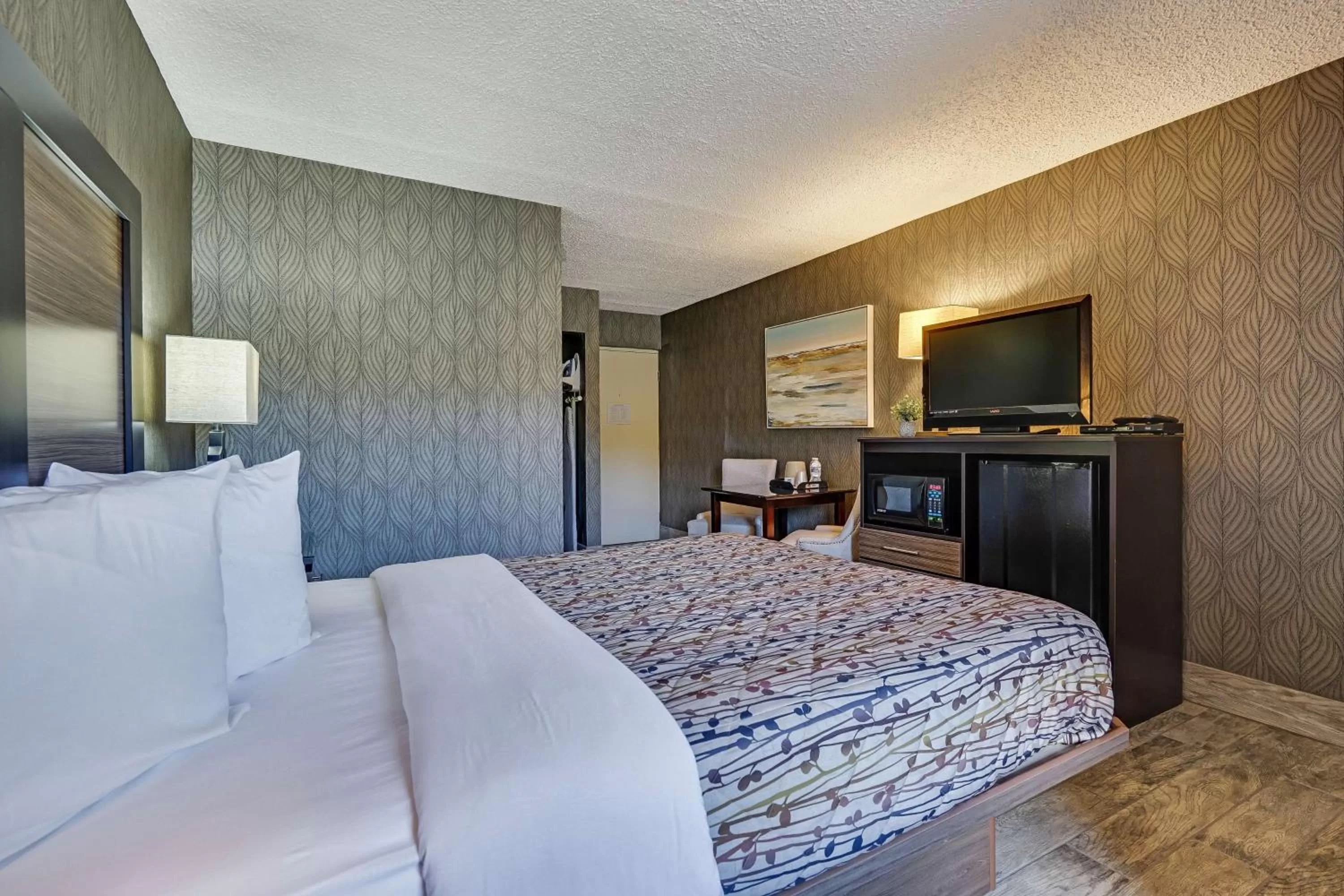 Photo of the whole room, Bed in Blue Creek Inn