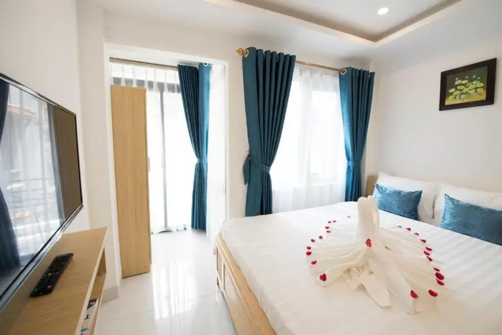 Queen Room with Balcony in Hanoi Holiday Hotel Queen Room with Balcony in Hanoi Holiday Hotel