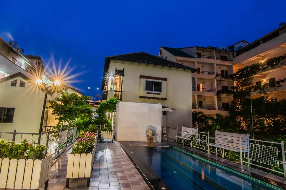 Facade/entrance in Sutus Court 2