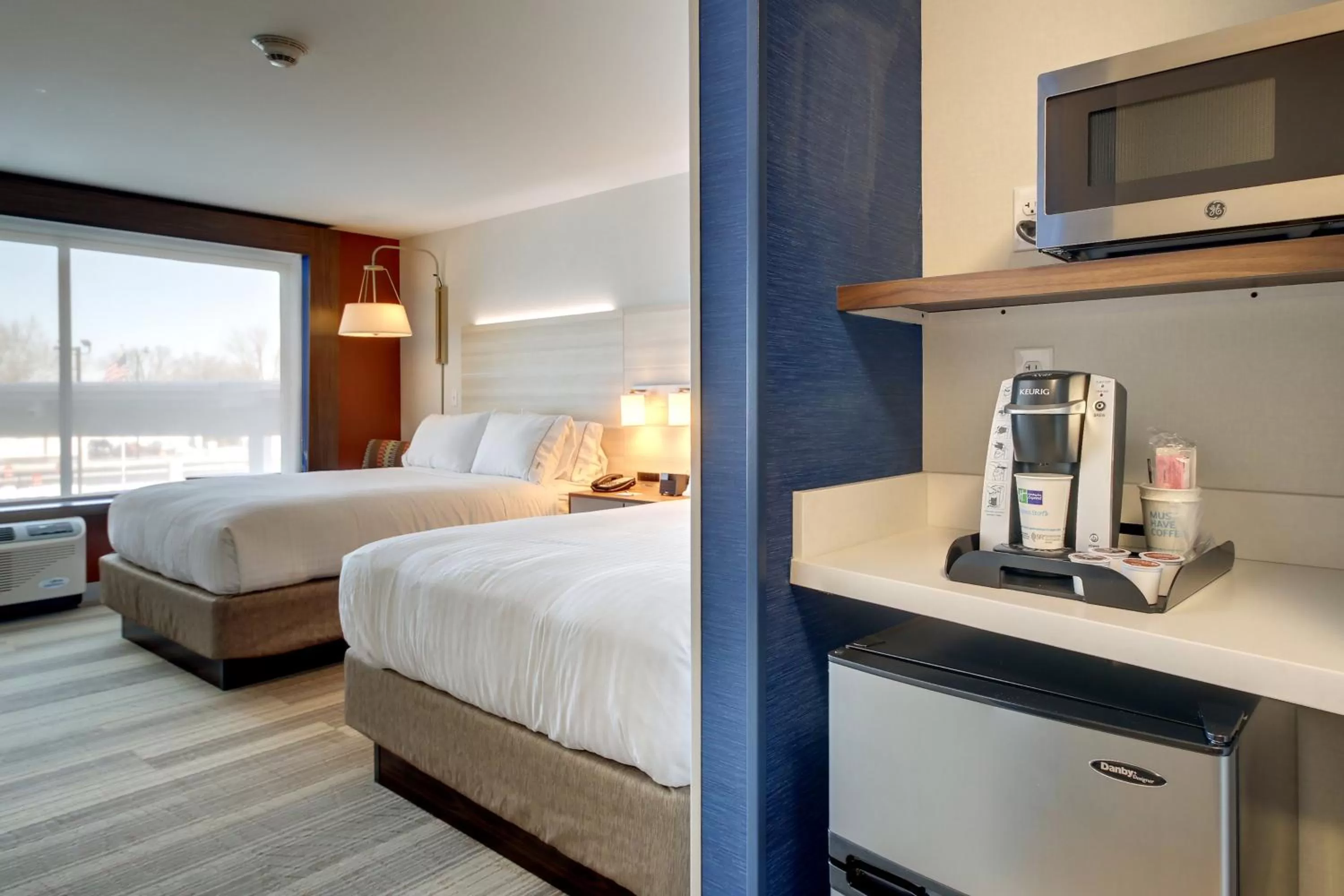 Photo of the whole room, Bed in Holiday Inn Express & Suites Galesburg by IHG