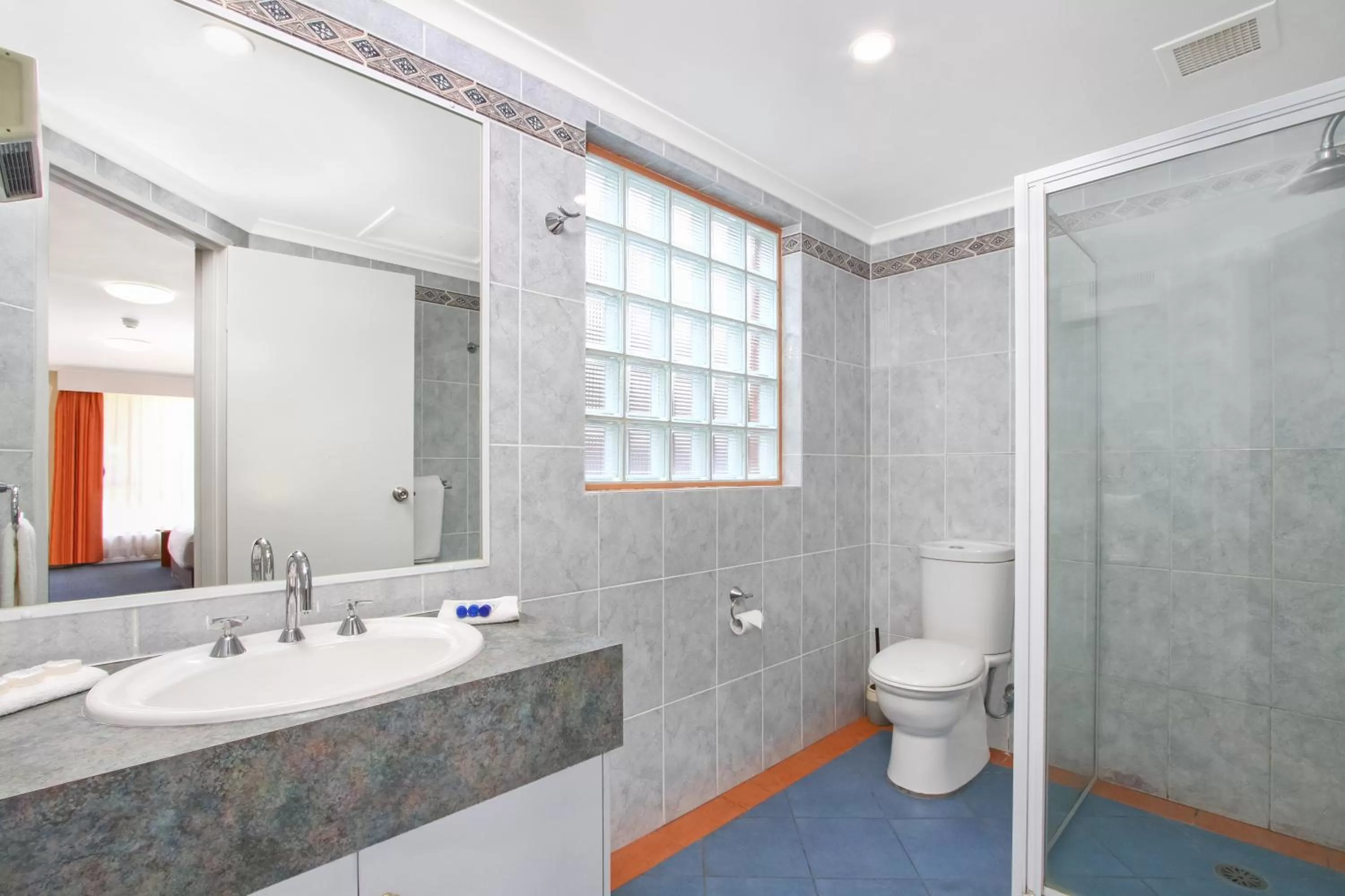 Toilet in Thunderbird Motel Yass