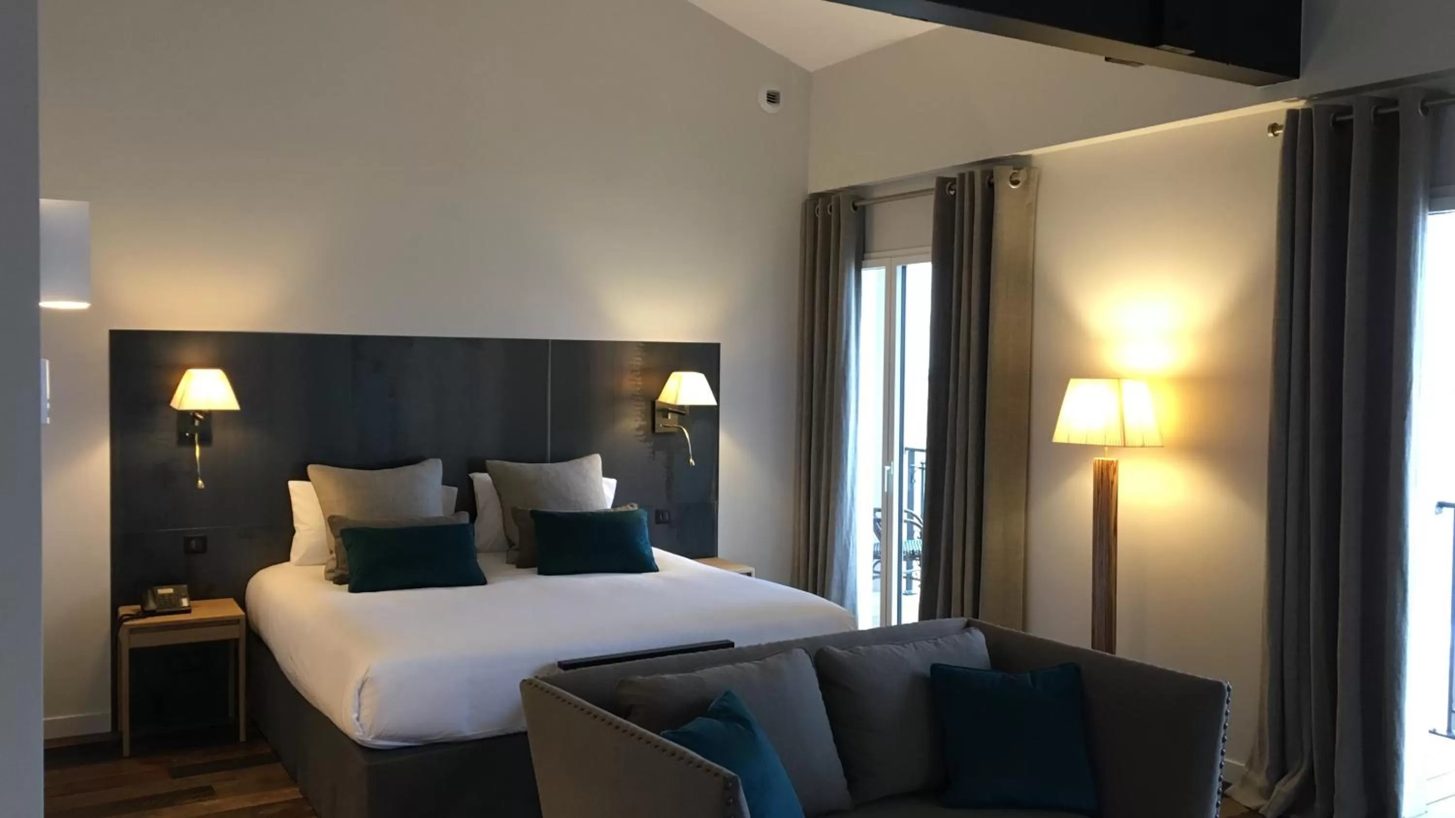 Bedroom, Bed in Hôtel de la Plage - Saint Jean de Luz