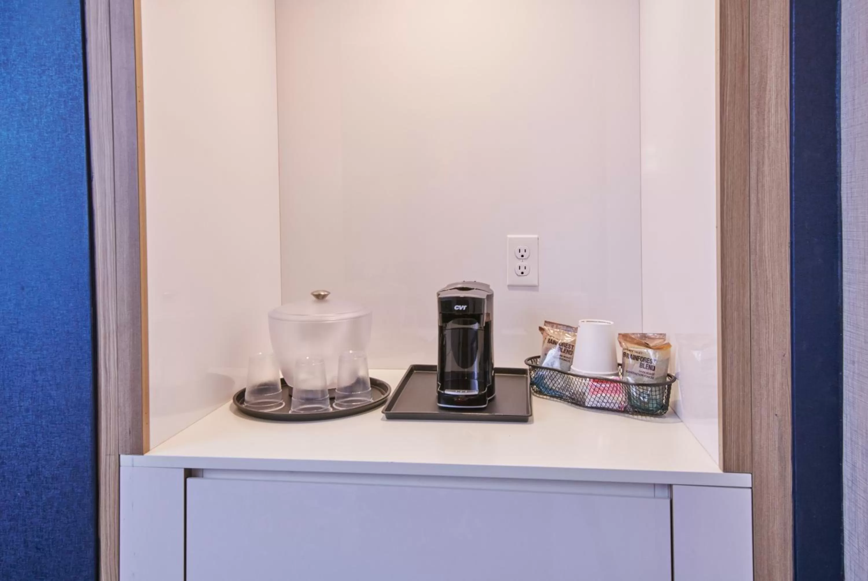 Coffee/tea facilities in SpringHill Suites by Marriott Detroit Dearborn