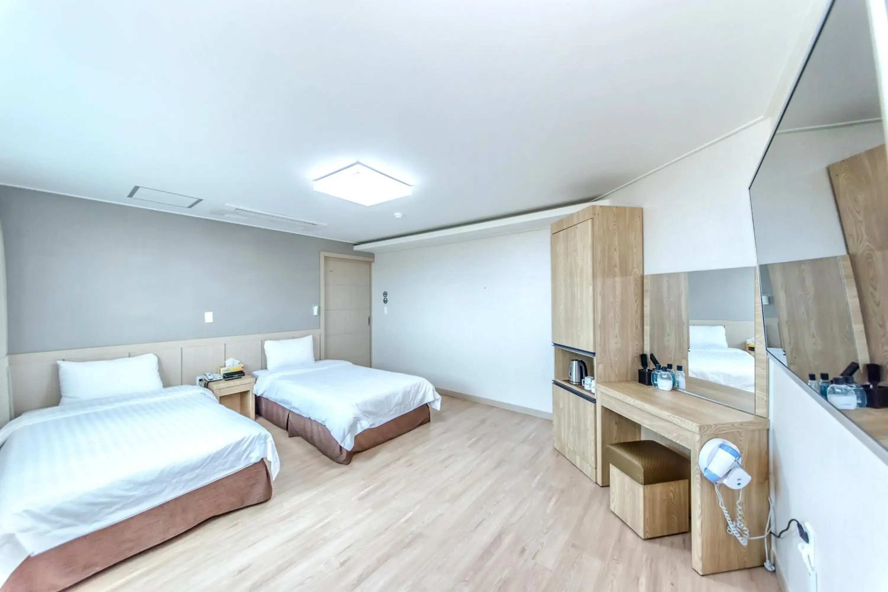 Superior Twin Room in Jungmoon City Hotel & J-hill Hotel Superior Twin Room in Jungmoon City Hotel & J-hill Hotel