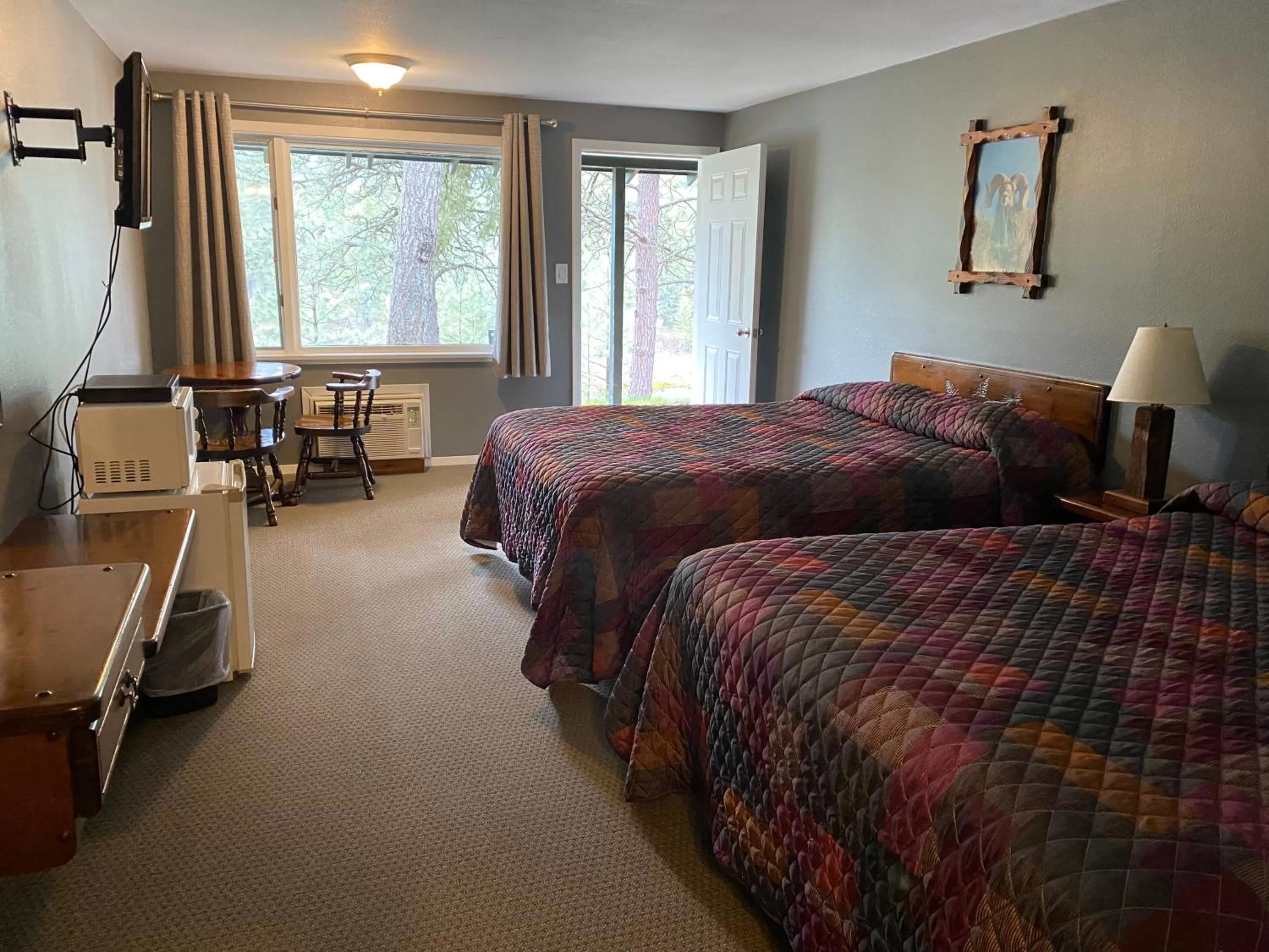 Photo of the whole room, Bed in Rimrock Lodge LLC