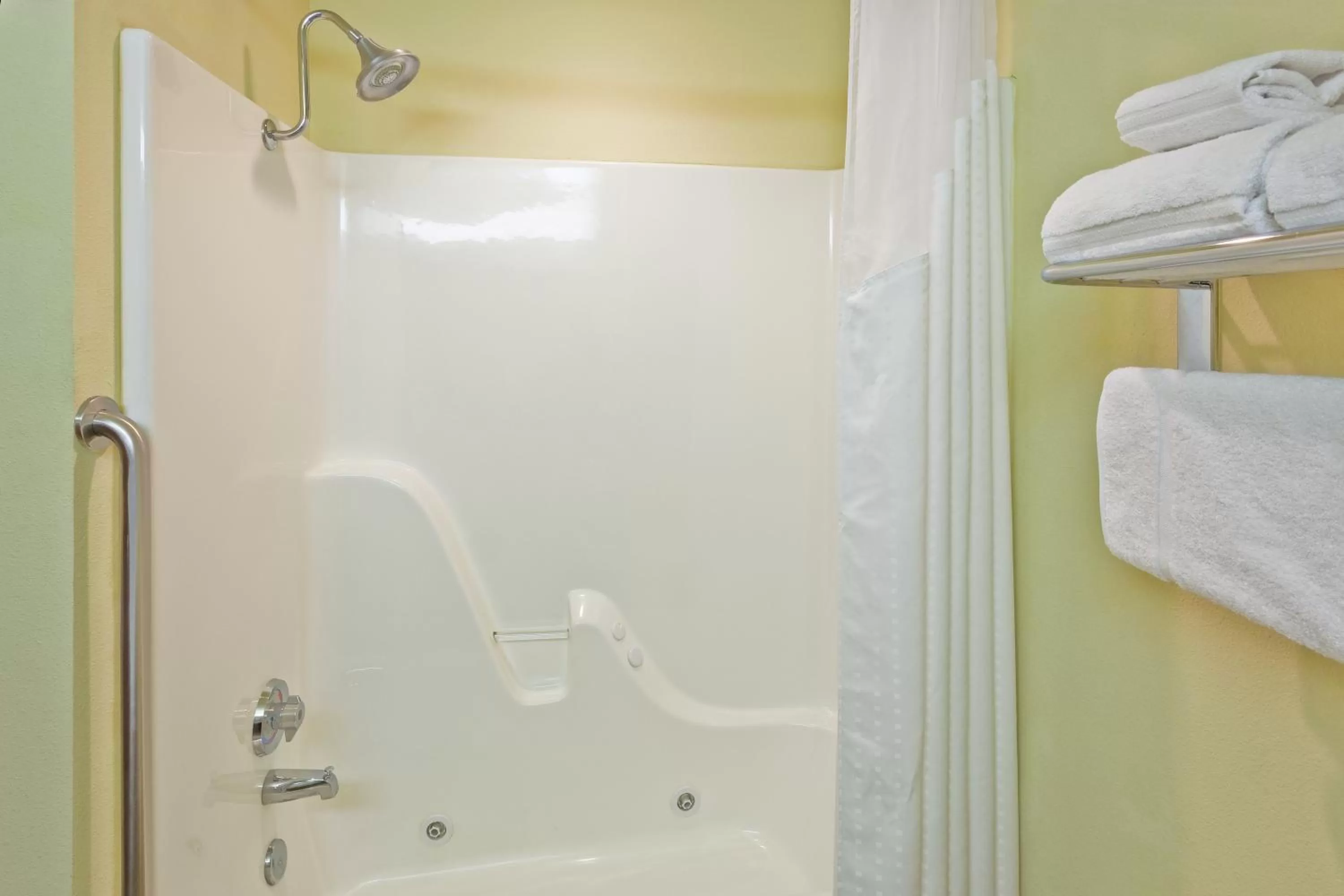 Shower in Holiday Inn Express Hotel & Suites Paragould by IHG