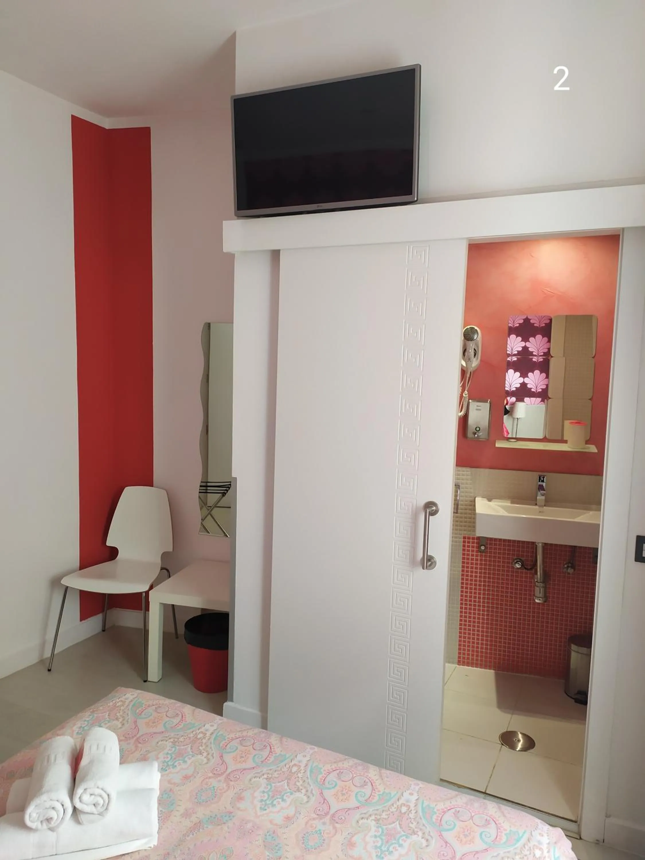 TV and multimedia, Bed in Hostal Inn Madrid