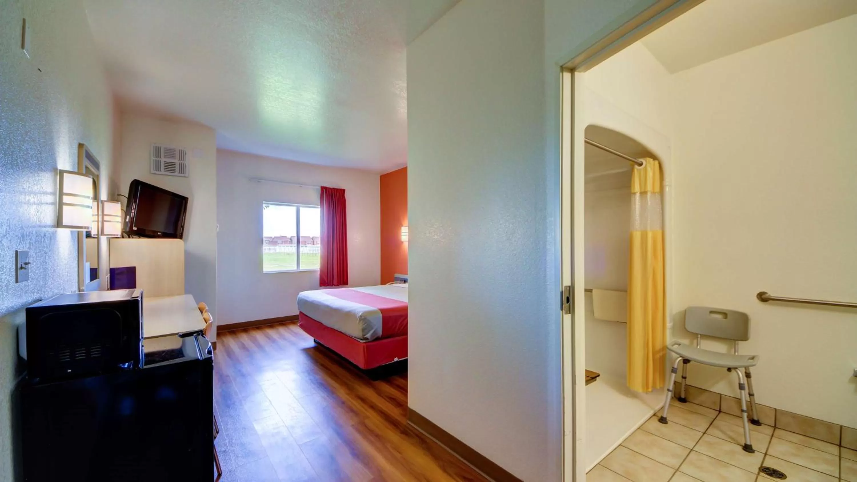 Photo of the whole room, Bed in Motel 6-El Reno, OK