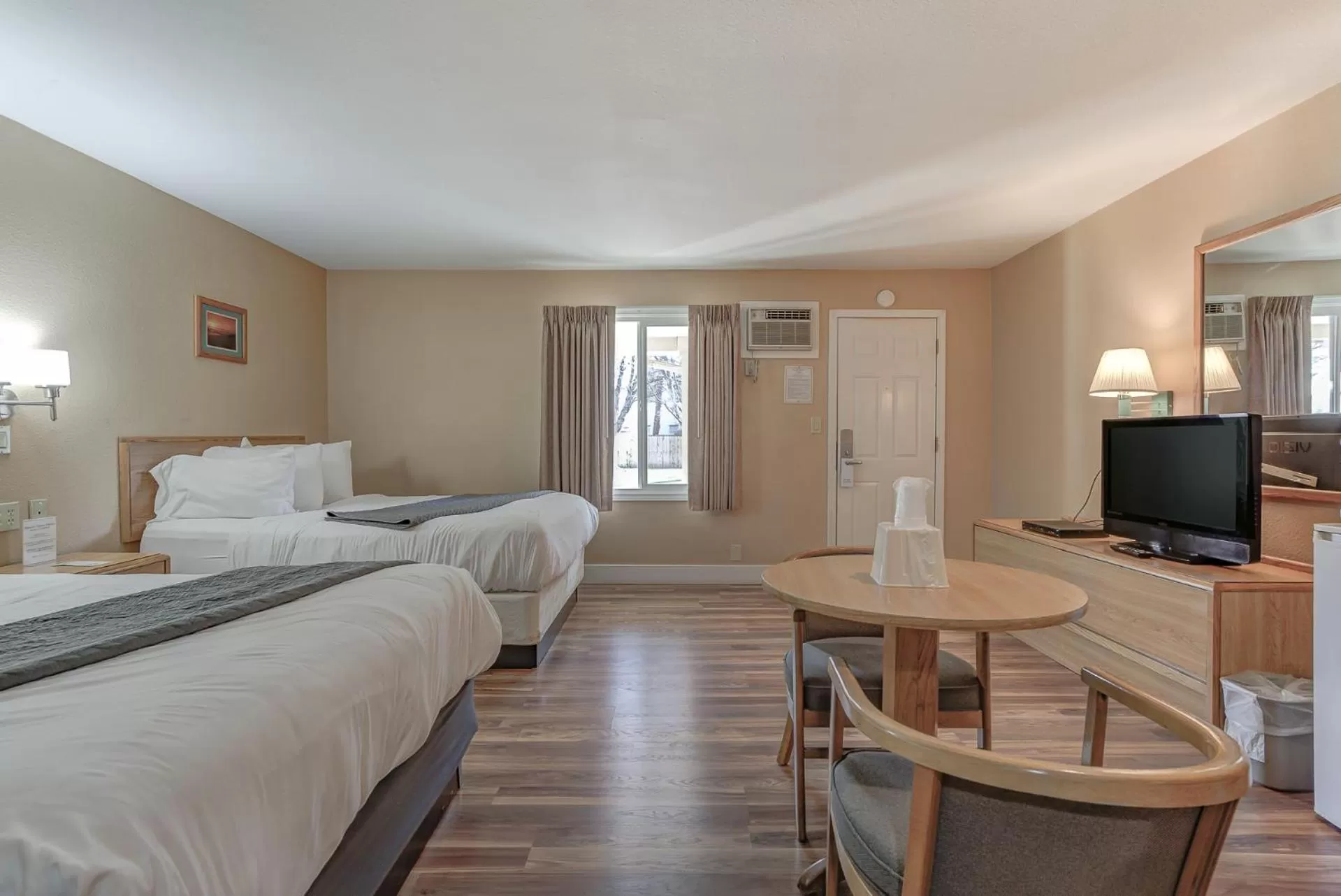 TV and multimedia, Bed in Shasta Pines Motel & Suites