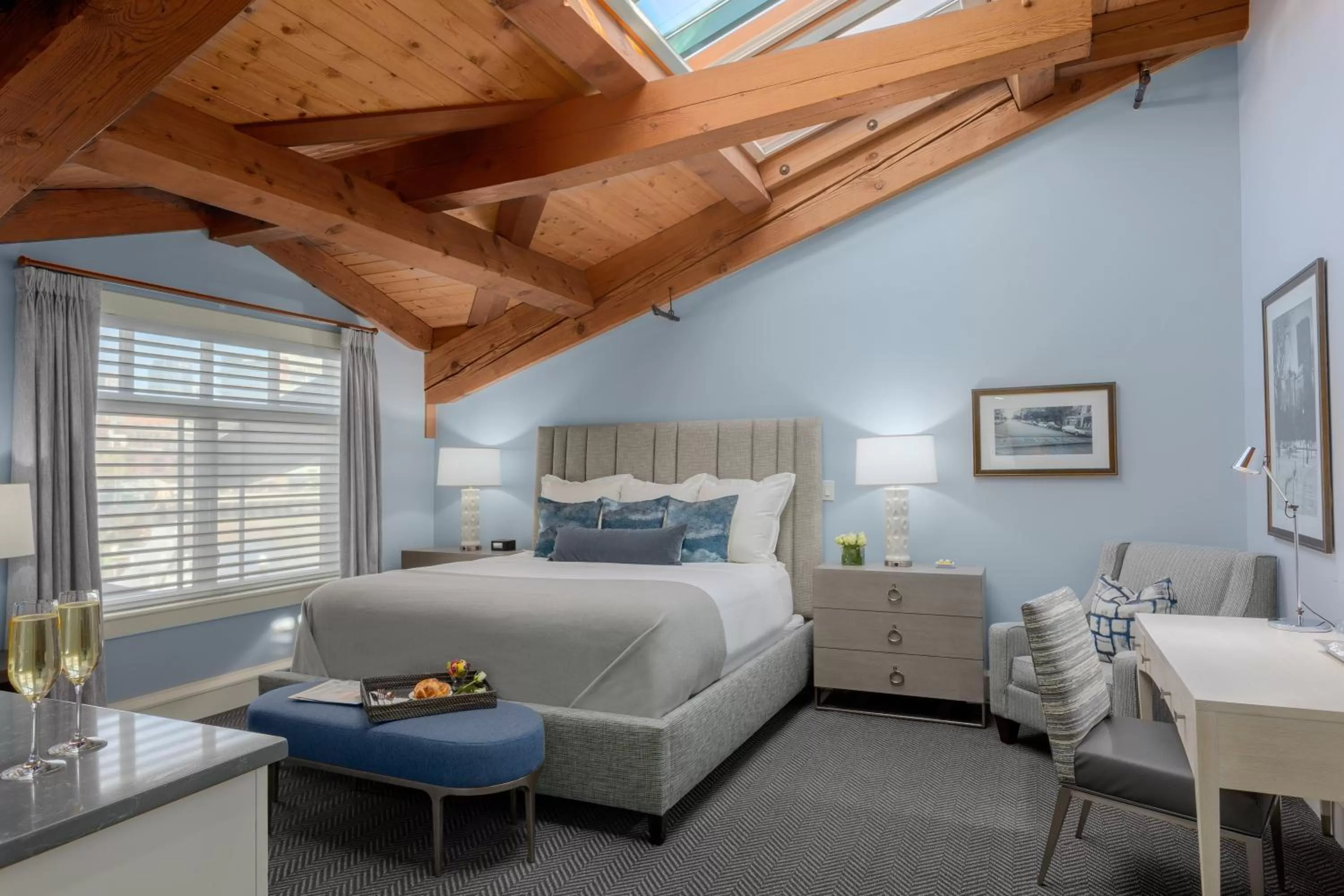 Guests, Bed in Boston Yacht Haven