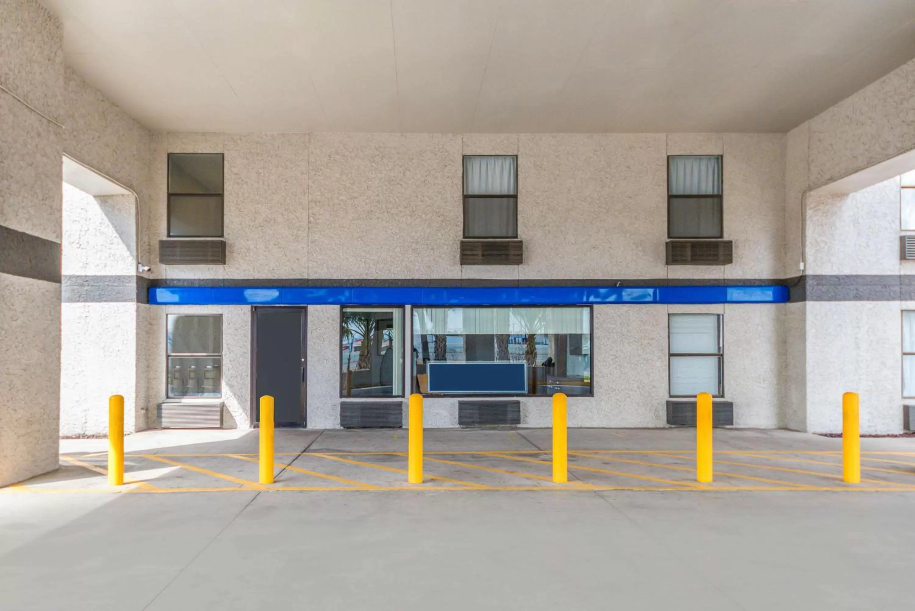 Property building in Motel 6-Laredo, TX - North I-35