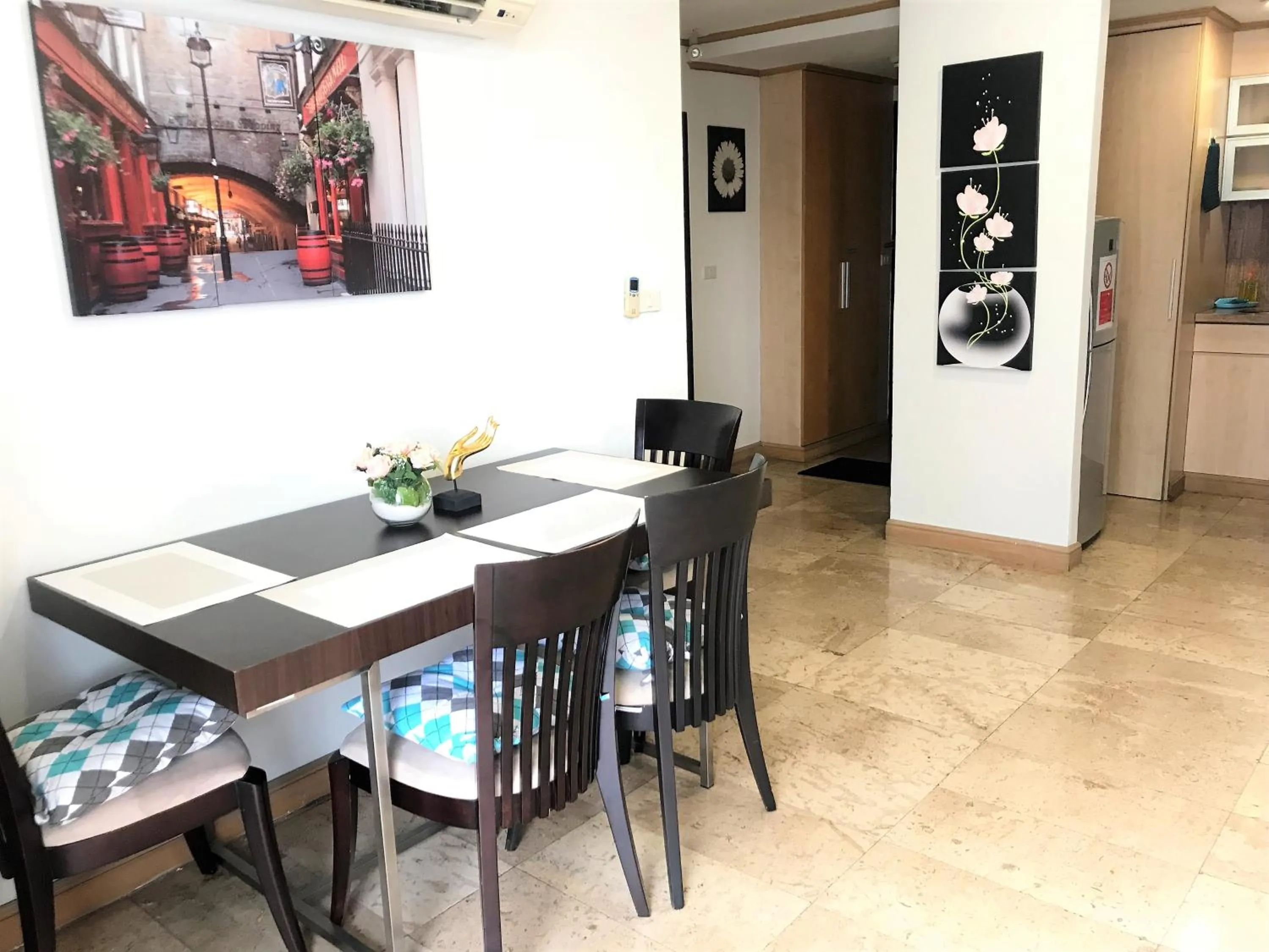 Dining Area in Twin Peaks Sukhumvit Suites