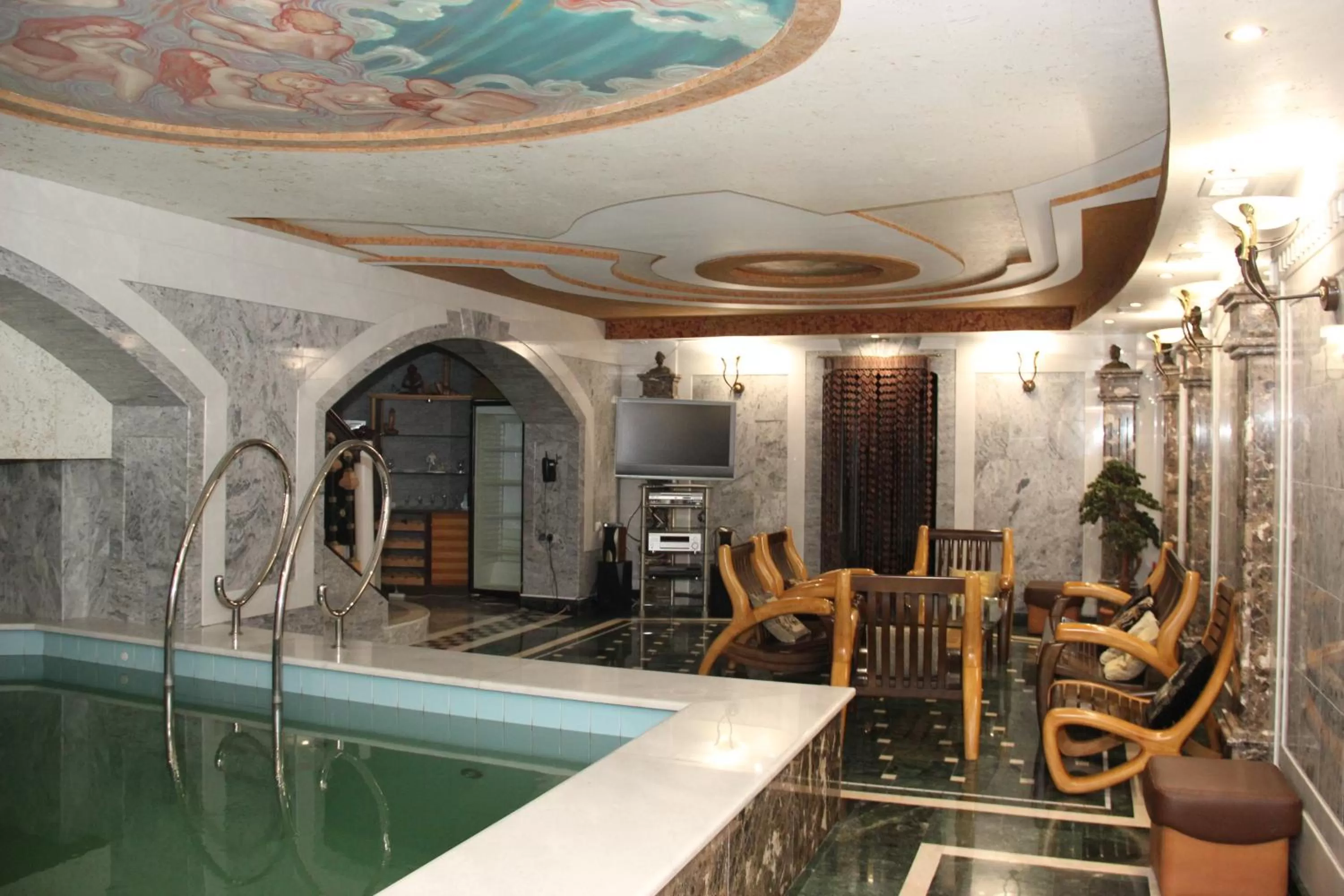 Karaoke, Swimming Pool in Hotel "Mandarin Clubhouse"