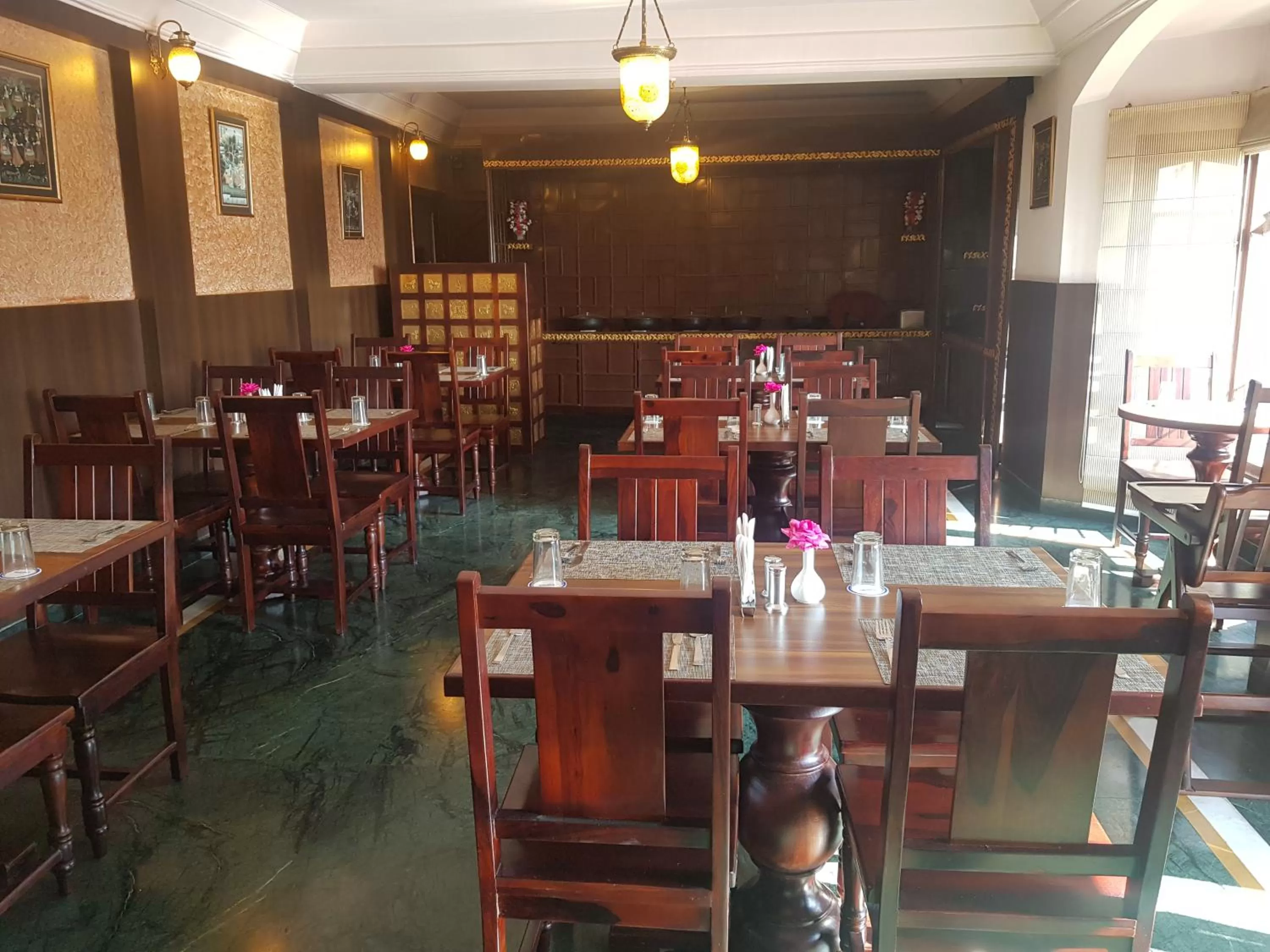 Restaurant/places to eat in Hotel Silverine