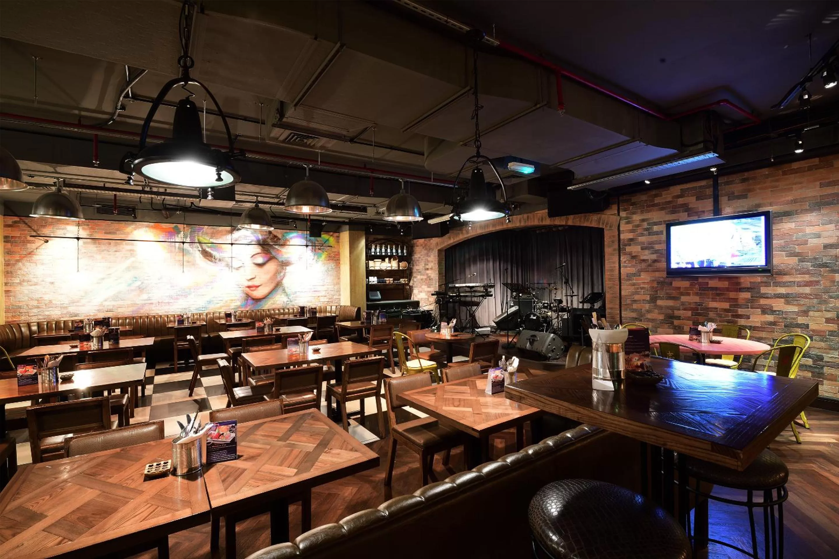 Restaurant/places to eat in Majestic City Retreat Hotel