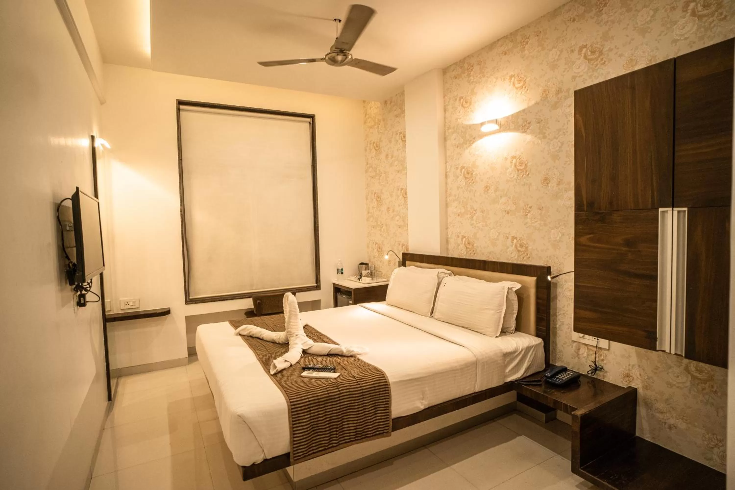 Bedroom, Bed in Hotel SRI SRI EXECUTIVE KOLHAPUR NEAR MAHALAXMI TEMPLE