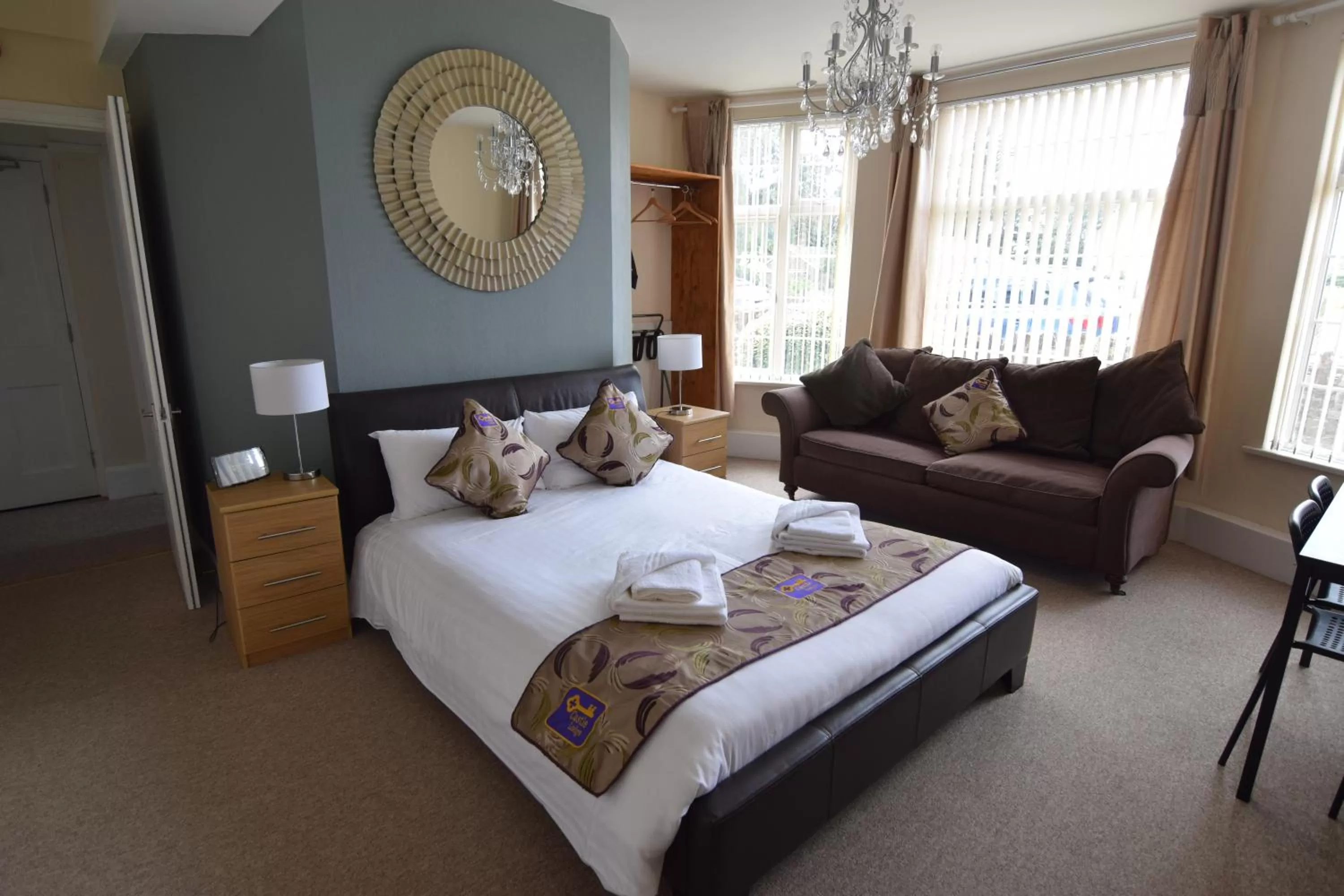 Photo of the whole room, Bed in Castle Lodge