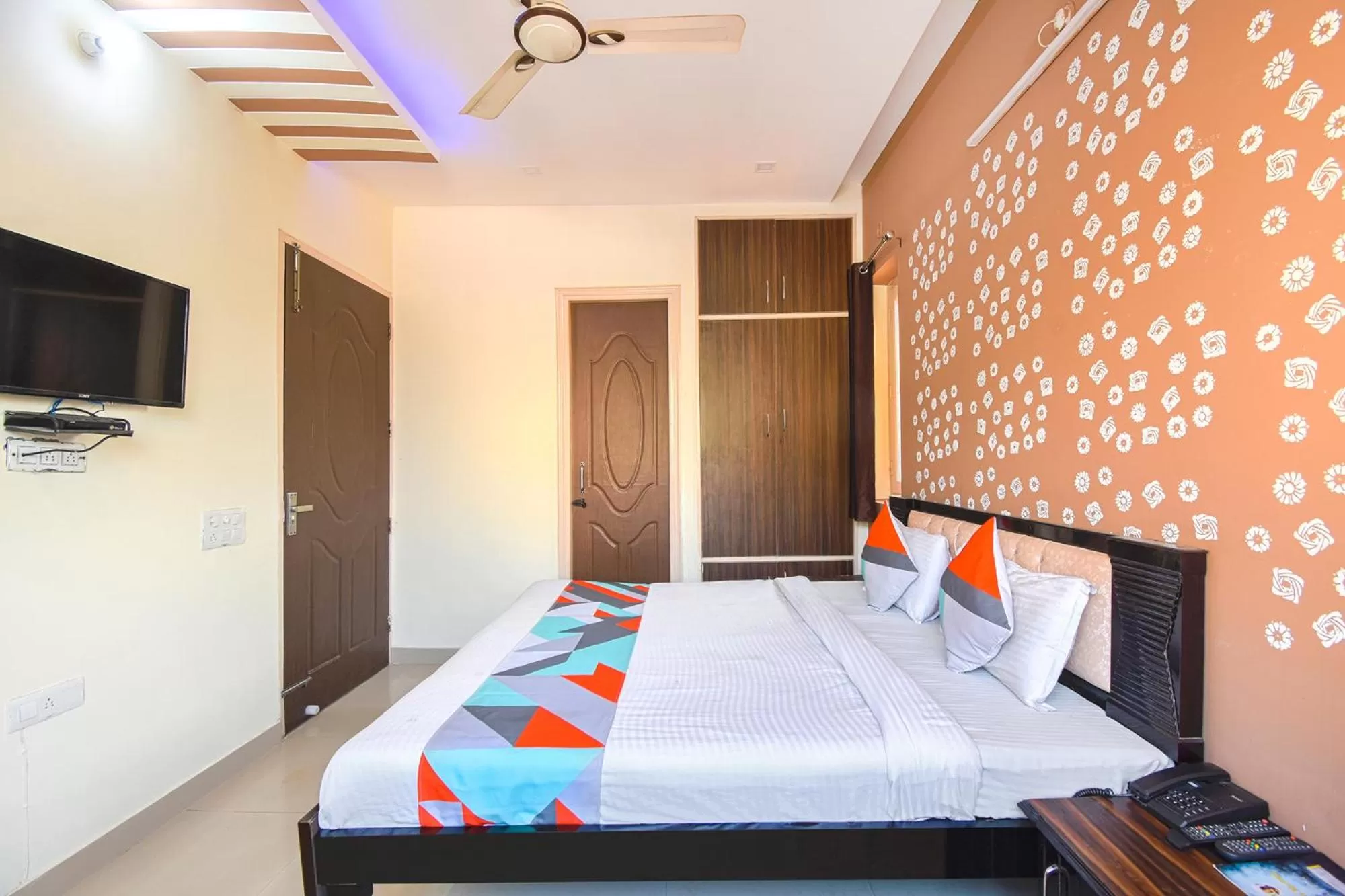 Bedroom, Bed in FabExpress Bzoie Heritage