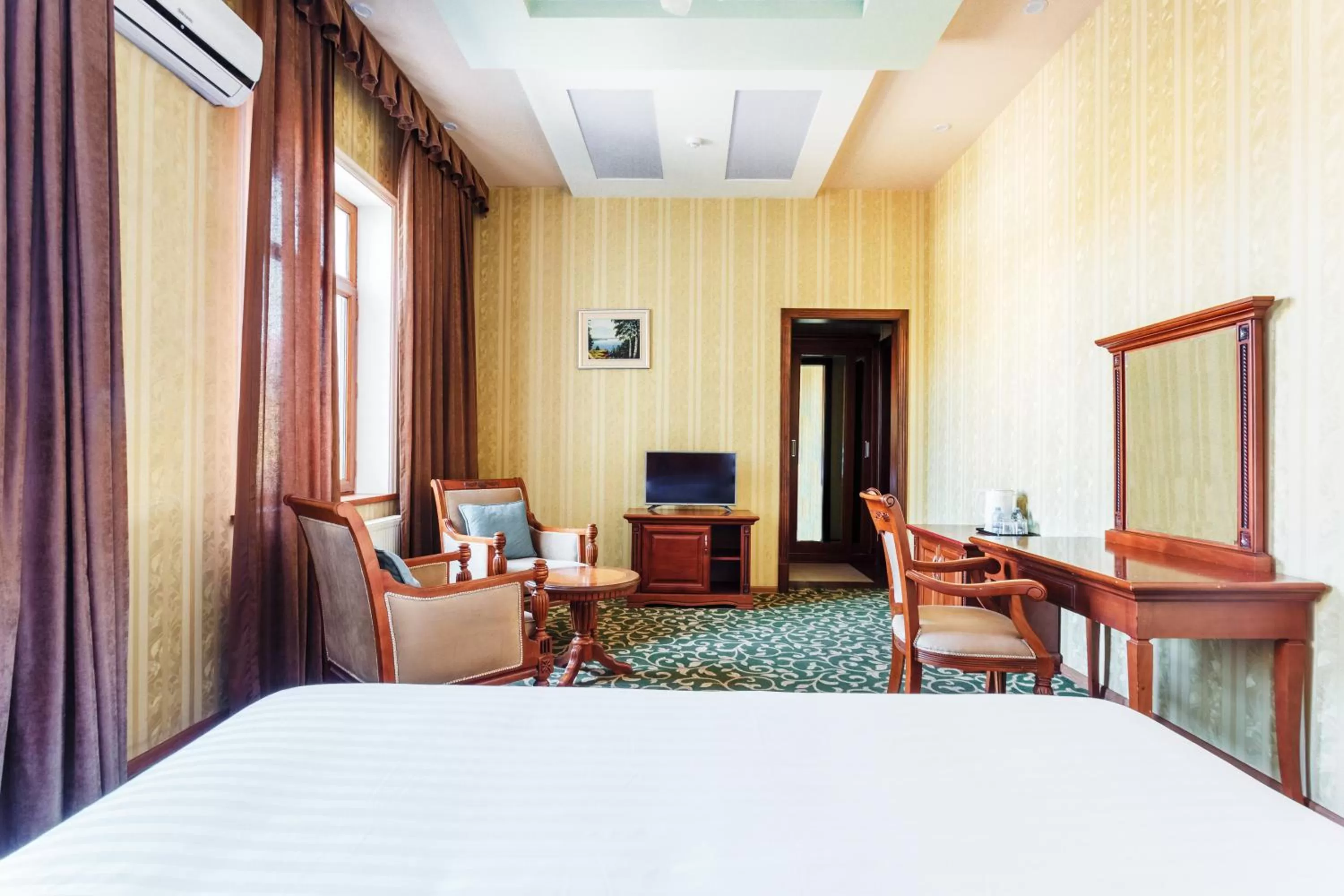 Living room, Bed in Western Suites Hotel