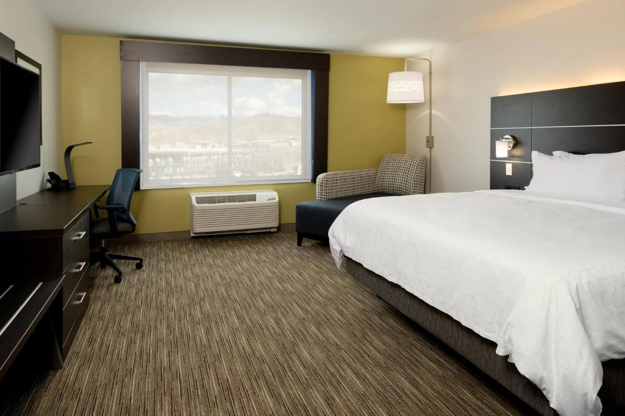 Photo of the whole room, Bed in Holiday Inn Express & Suites - Bullhead City by IHG
