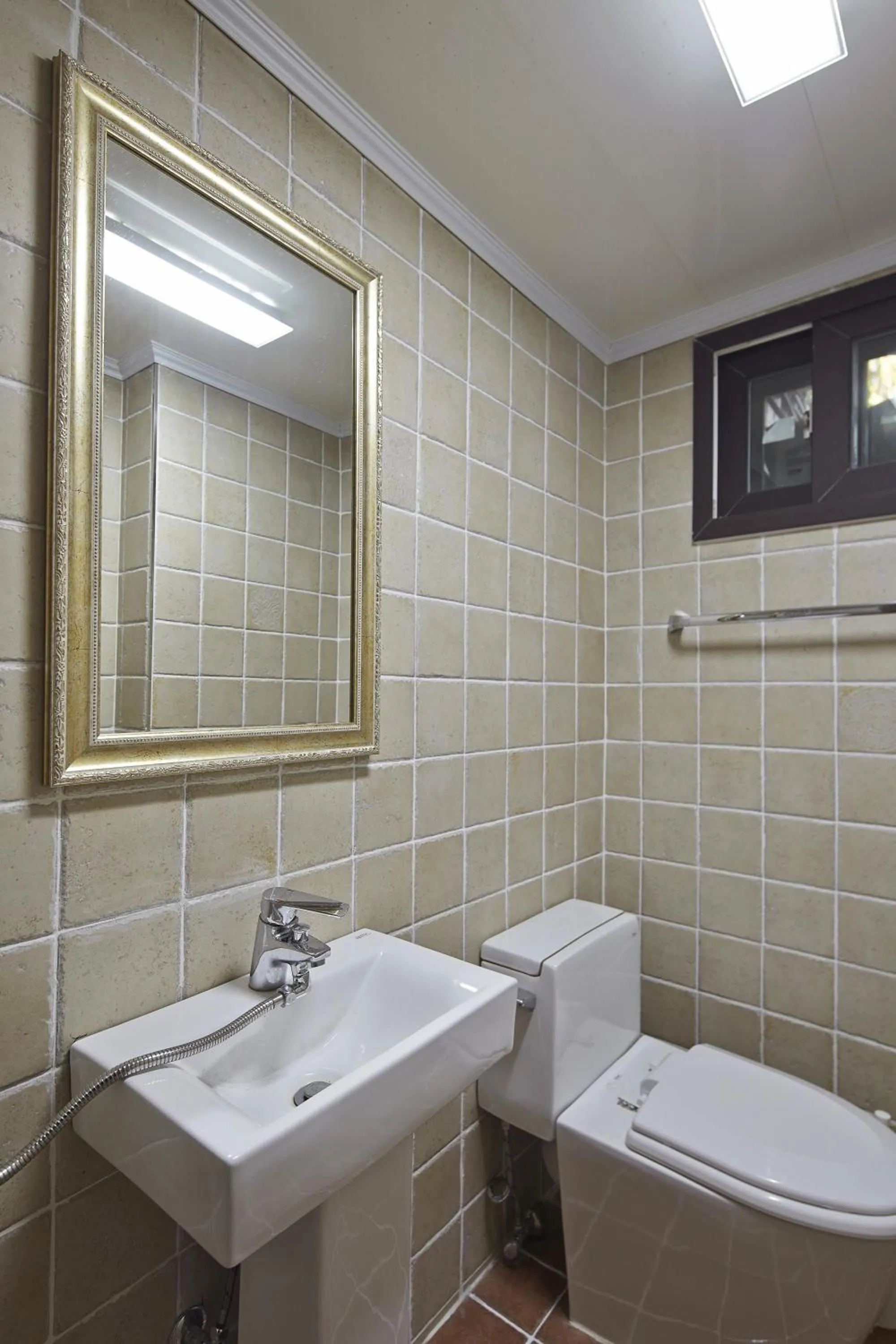 Shower in Jiwoljang Guesthouse