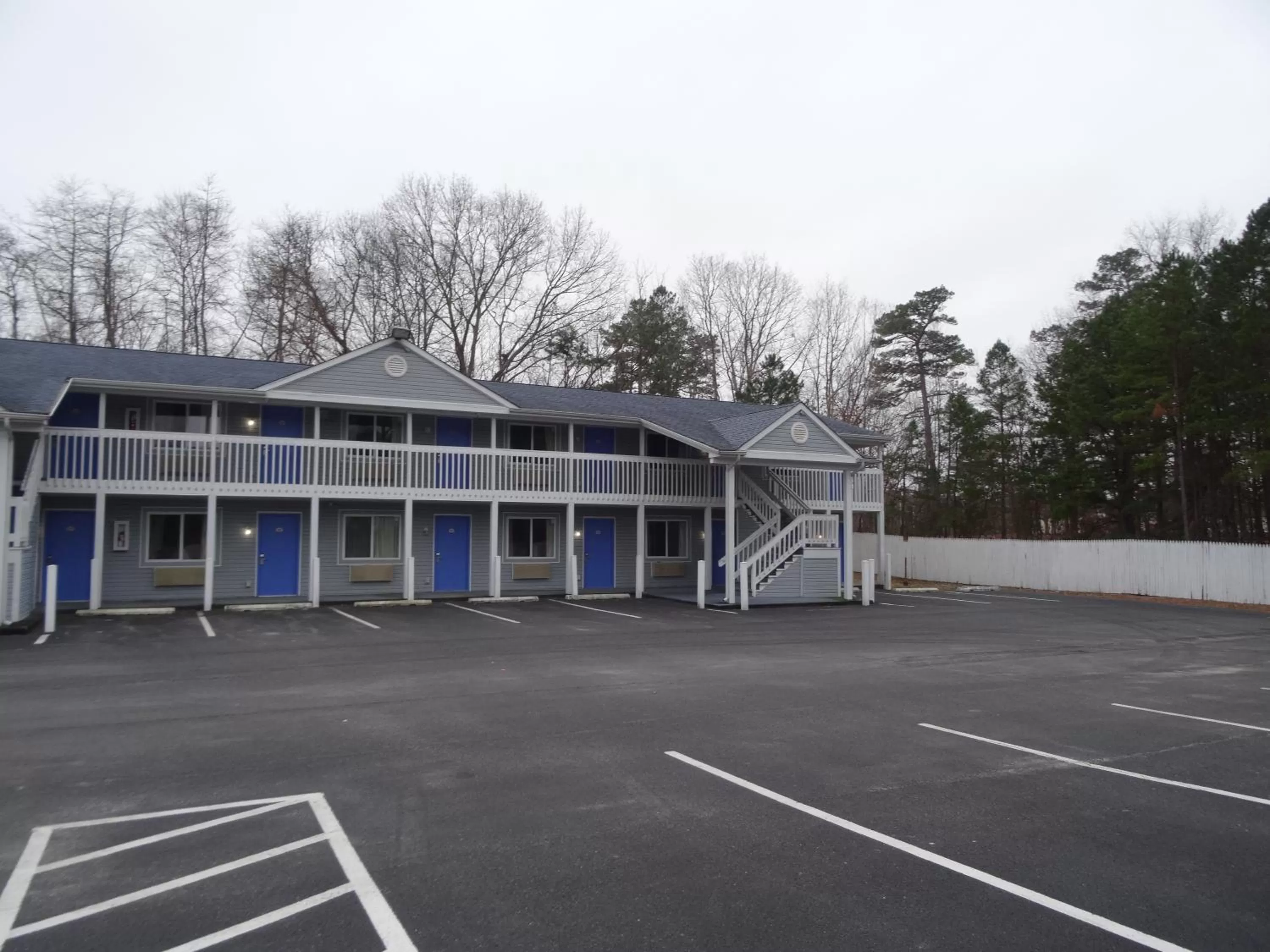 Village Inn & Suites - Smithville