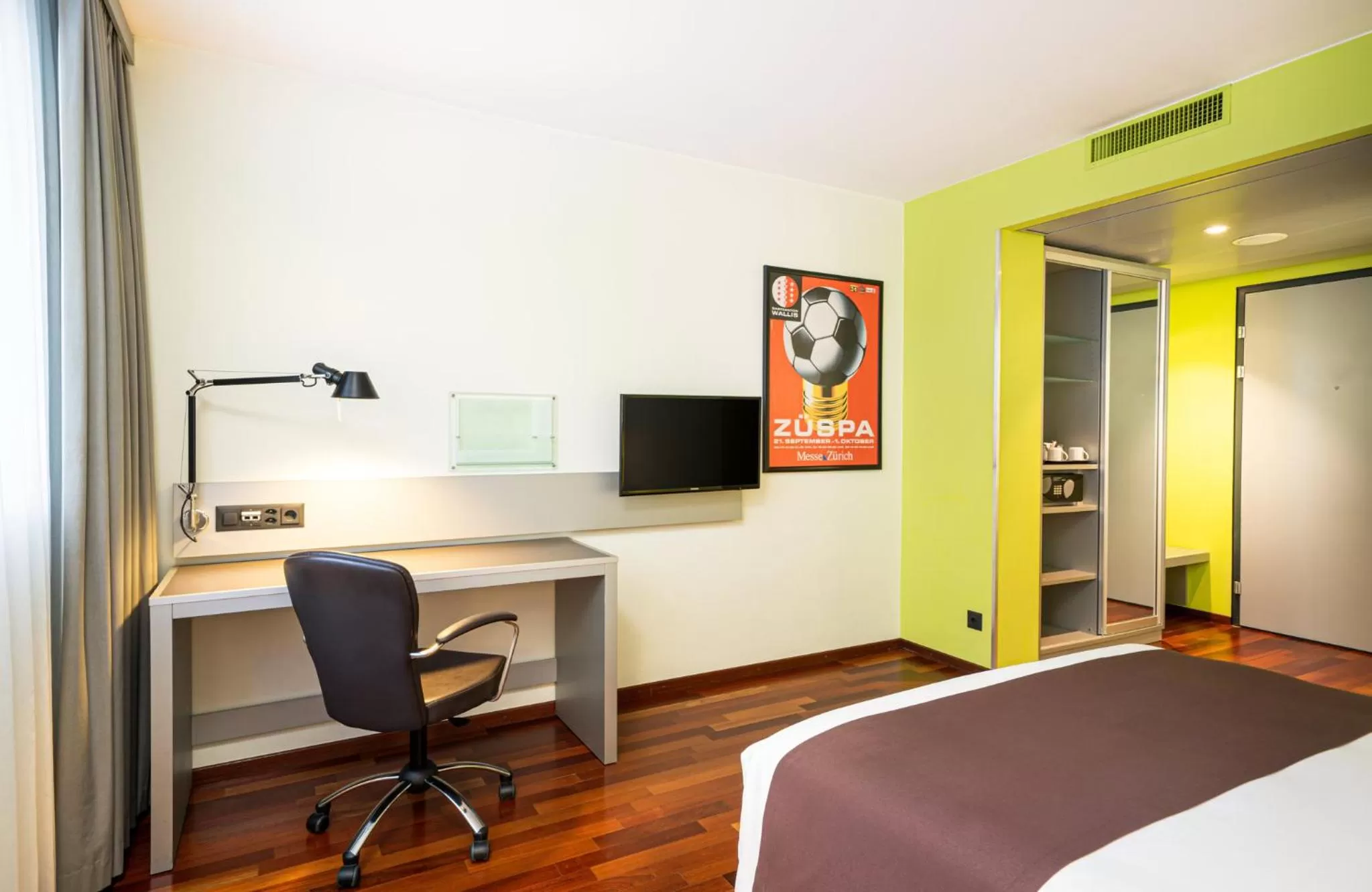 Photo of the whole room, Bed in Holiday Inn Zürich Messe by IHG