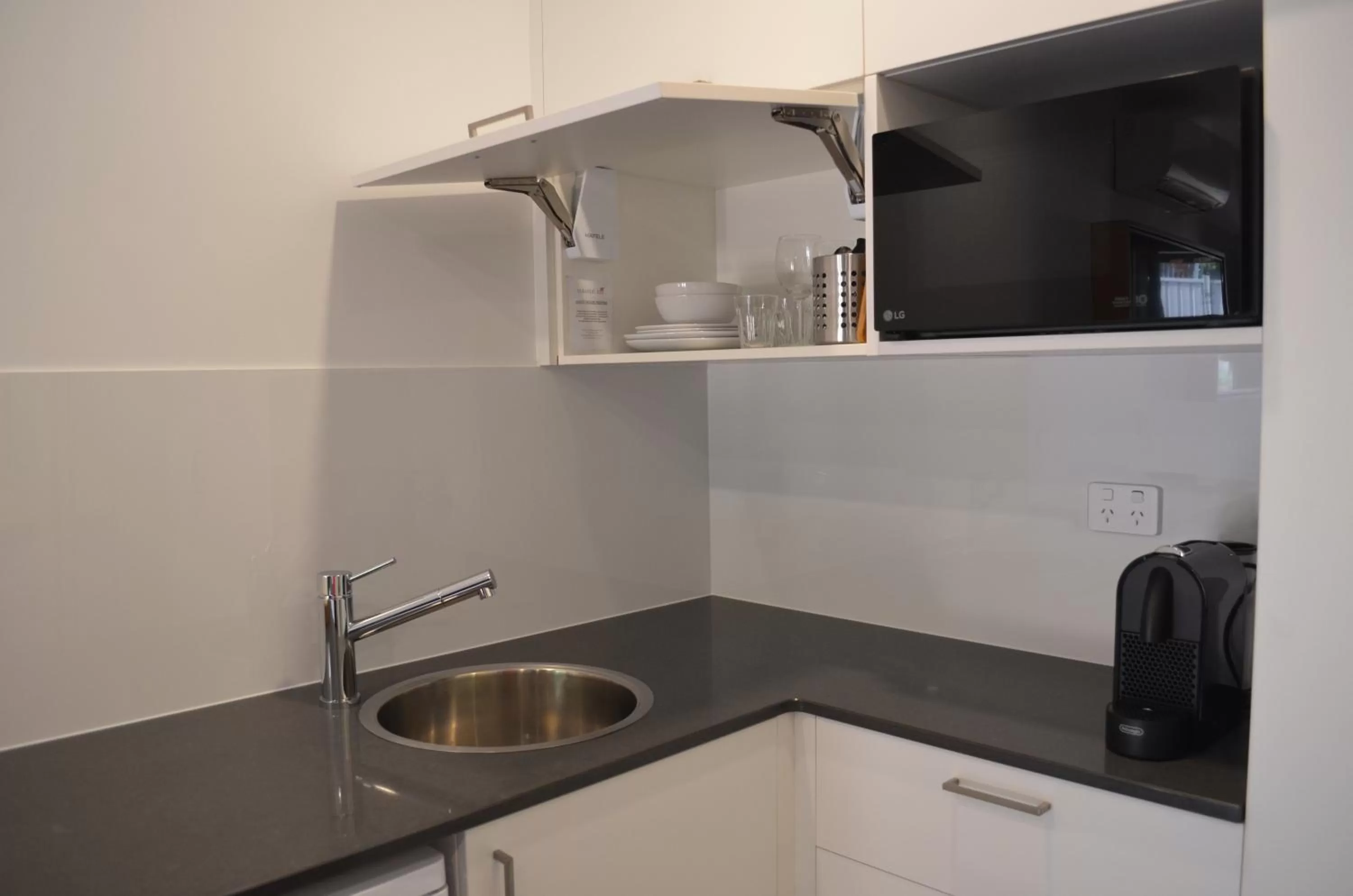 Kitchen or kitchenette, Kitchen/Kitchenette in Bright Colonial Motel