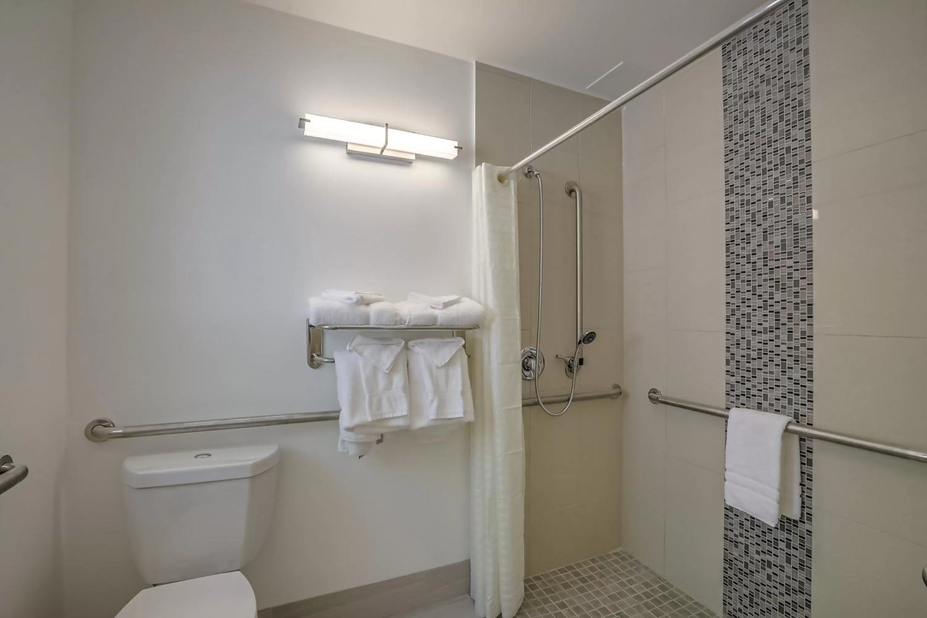 Shower in El Sendero Inn, an Ascend Collection Hotel