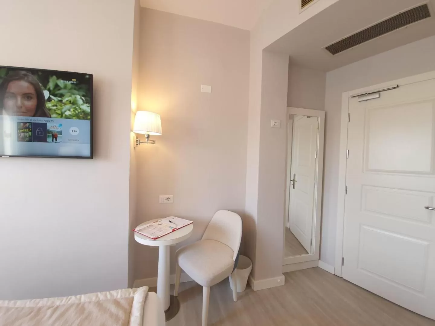 TV and multimedia, Bed in Hotel Plaza