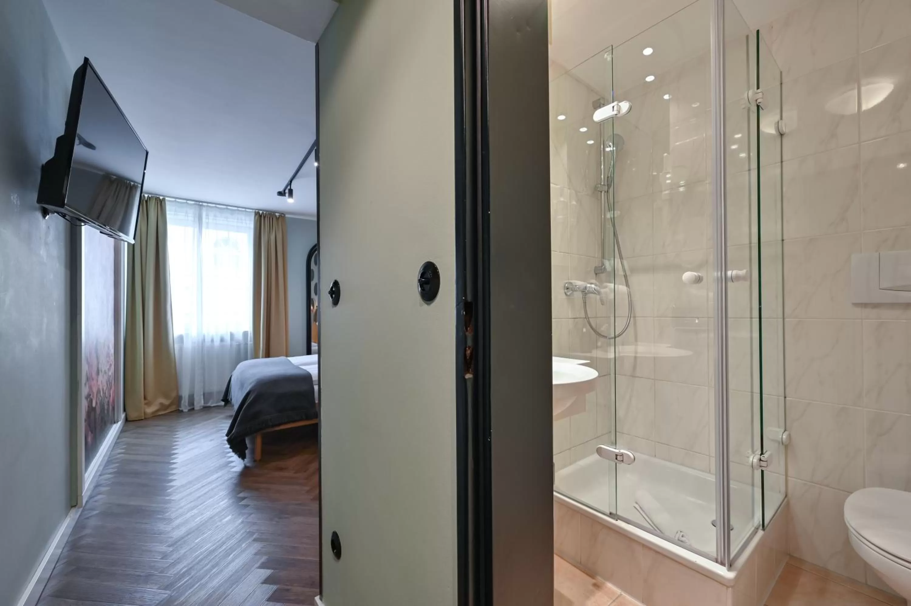 Shower in Hotel Sonne