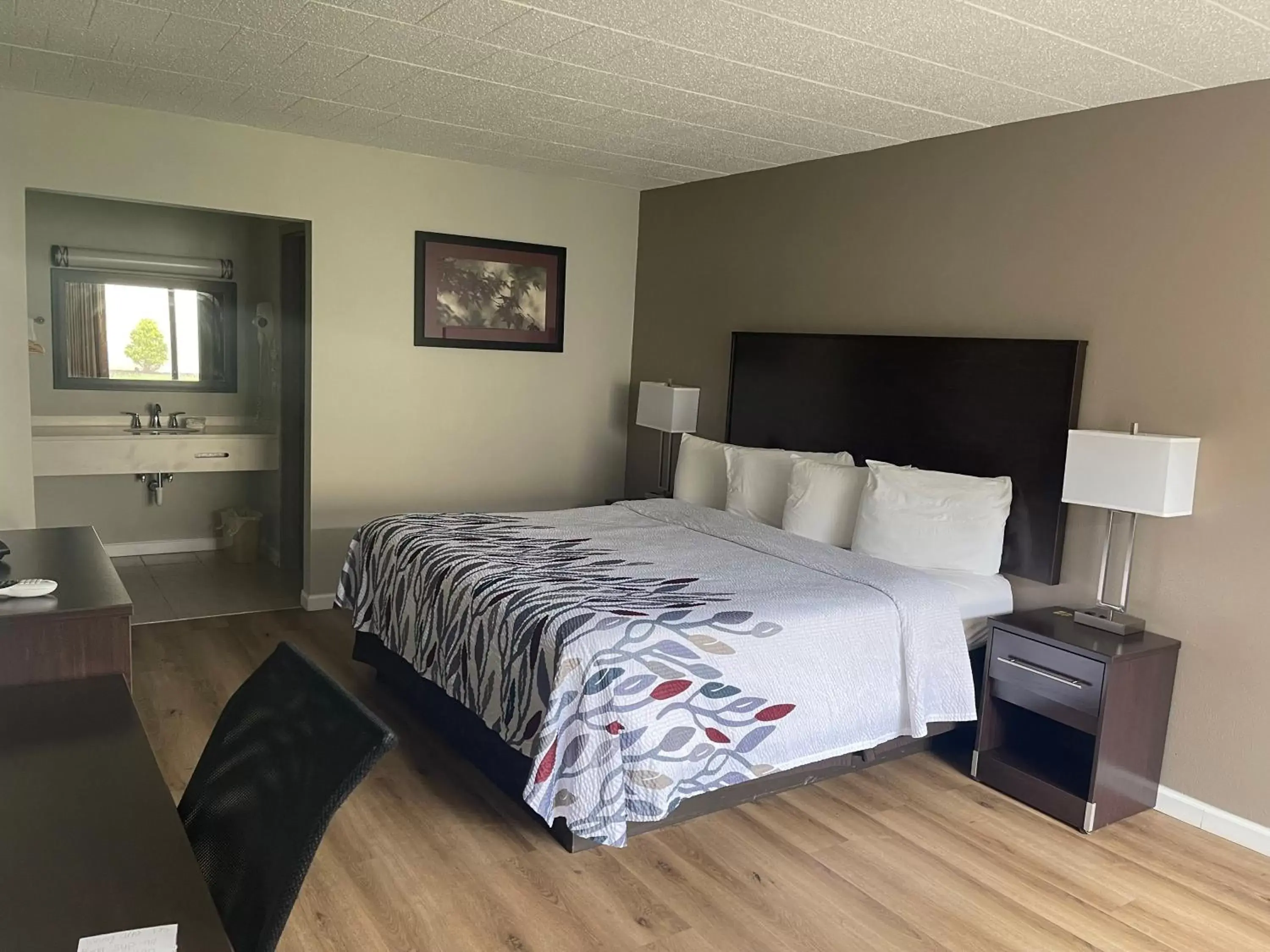 Standard King Room - Non-Smoking in Red Roof Inn Clearfield Standard King Room - Non-Smoking in Red Roof Inn Clearfield