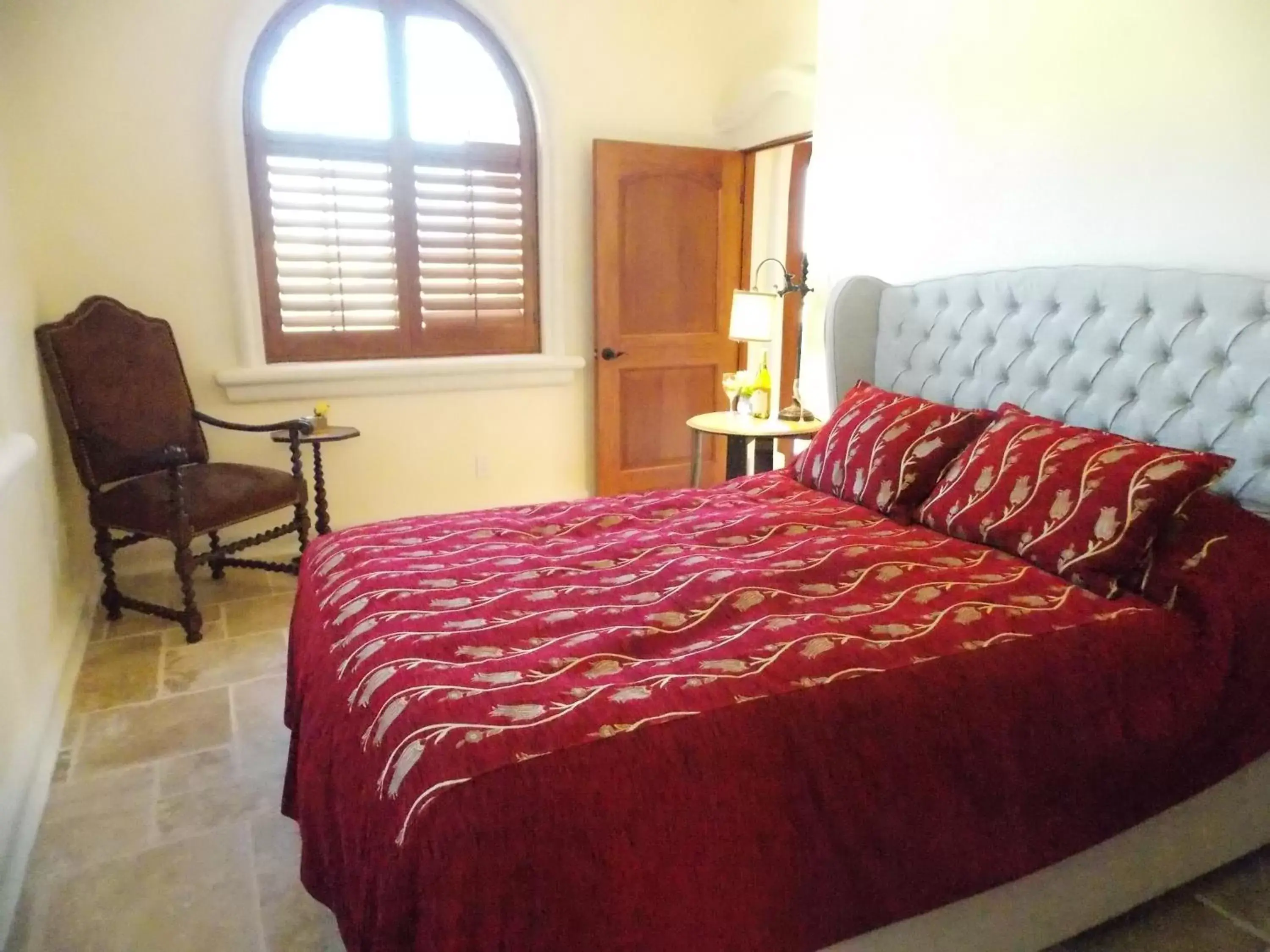 Deluxe Queen Suite in Thorn Hill Vineyards Villa Suites Deluxe Queen Suite in Thorn Hill Vineyards Villa Suites